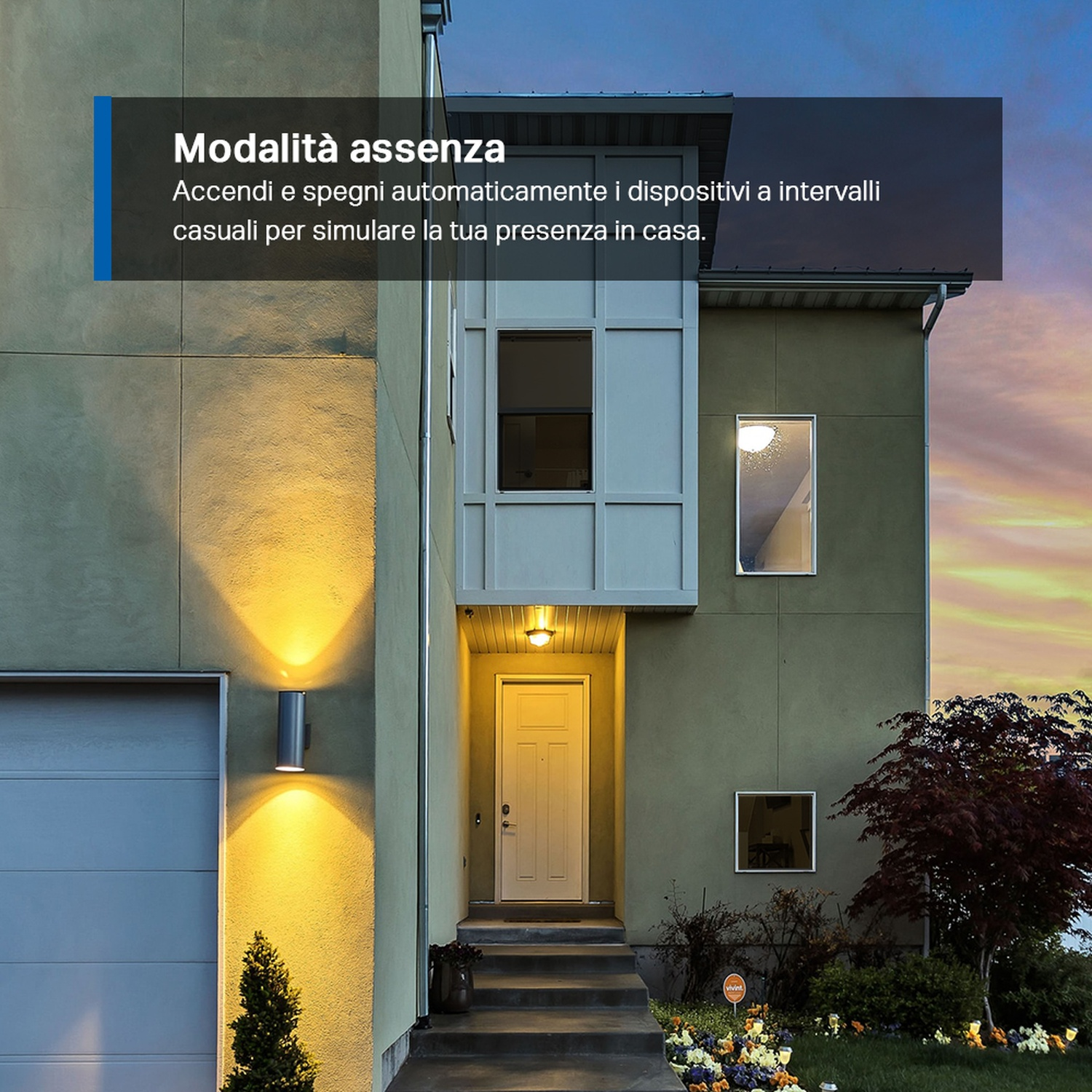 Una casa di notte con luci accese e testo in italiano.
