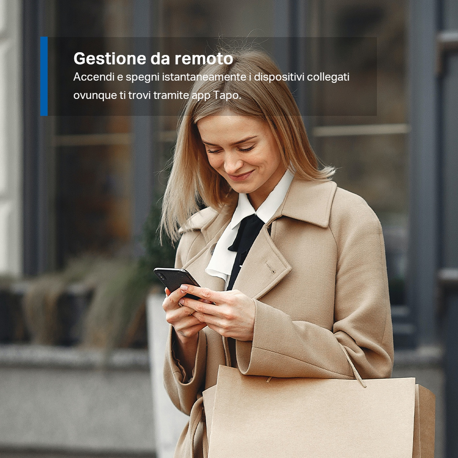 Donna che usa un telefono, borse della spesa. Testo: Gestione remota.