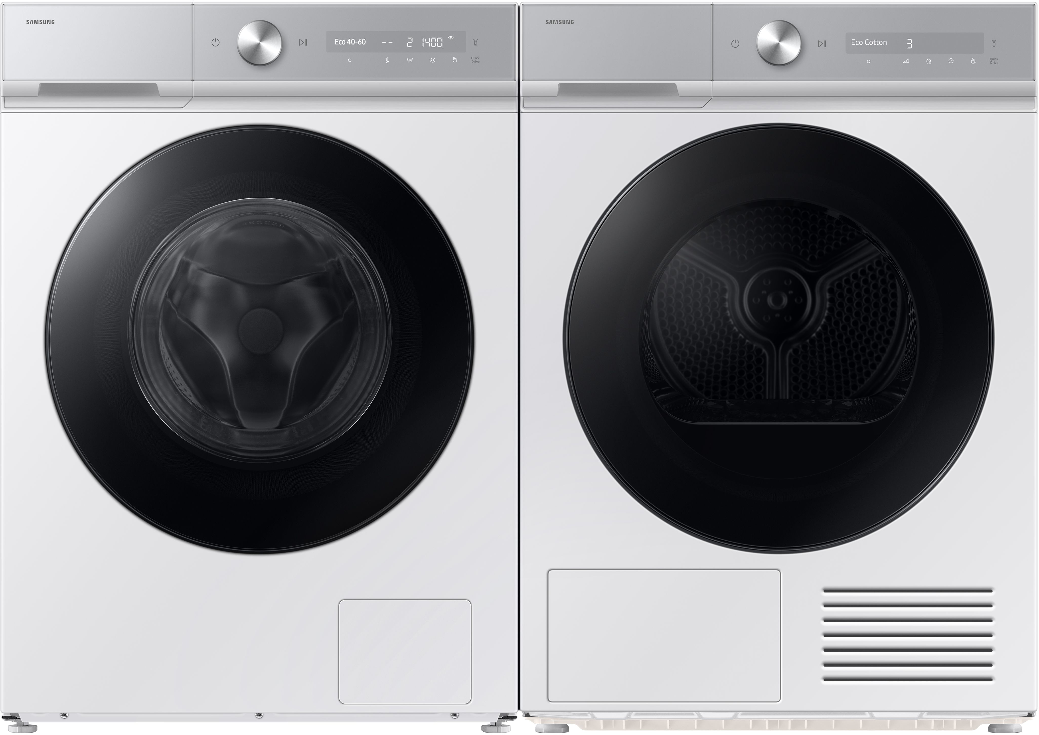 Zwei weiße Samsung-Waschmaschinen. Jede hat eine schwarze Tür und ein silbernes Bedienfeld. Eco- und Quick Drive-Funktionen sind sichtbar.