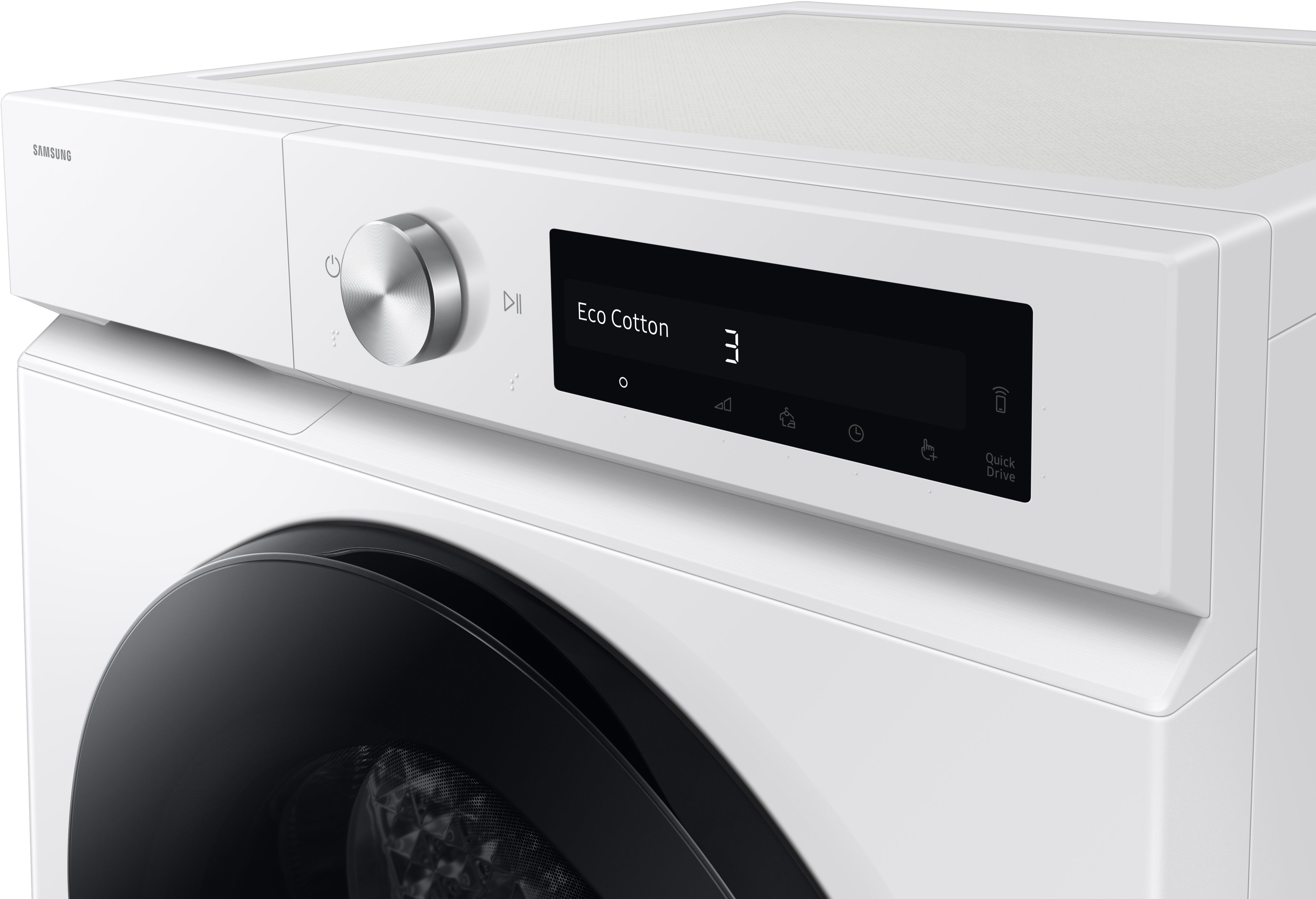 Nahaufnahme einer weißen Samsung Waschmaschine. Das Bedienfeld zeigt "Eco Cotton 3" und andere Symbole.