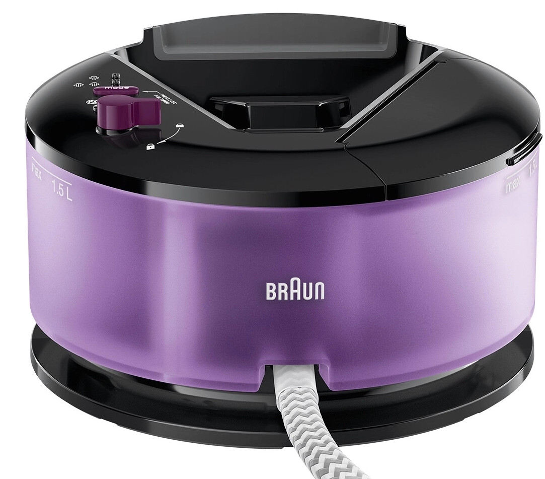 Fioletowa i czarna podstawa żelazka Braun, wychodzi biały przewód. Tekst: Braun.