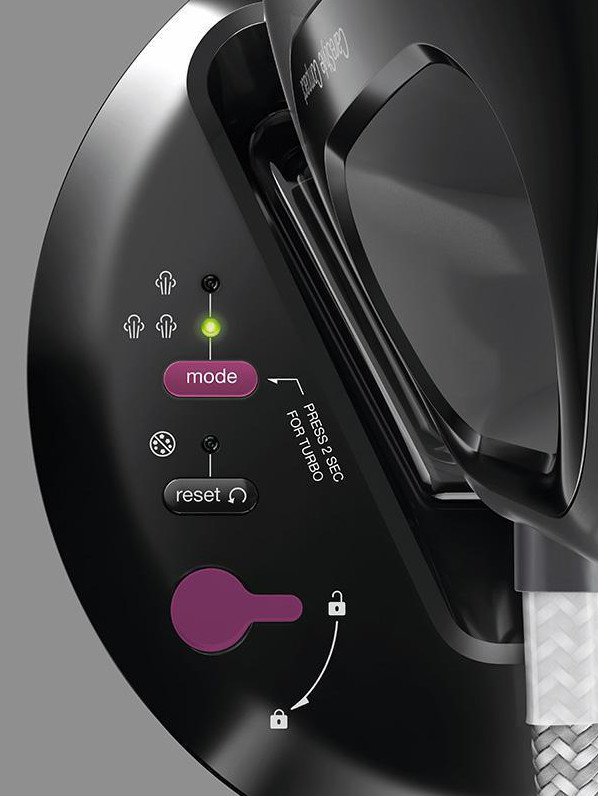Zbliżenie panelu sterowania czarnego żelazka. Jest przycisk trybu, ikony pary i przycisk resetowania.