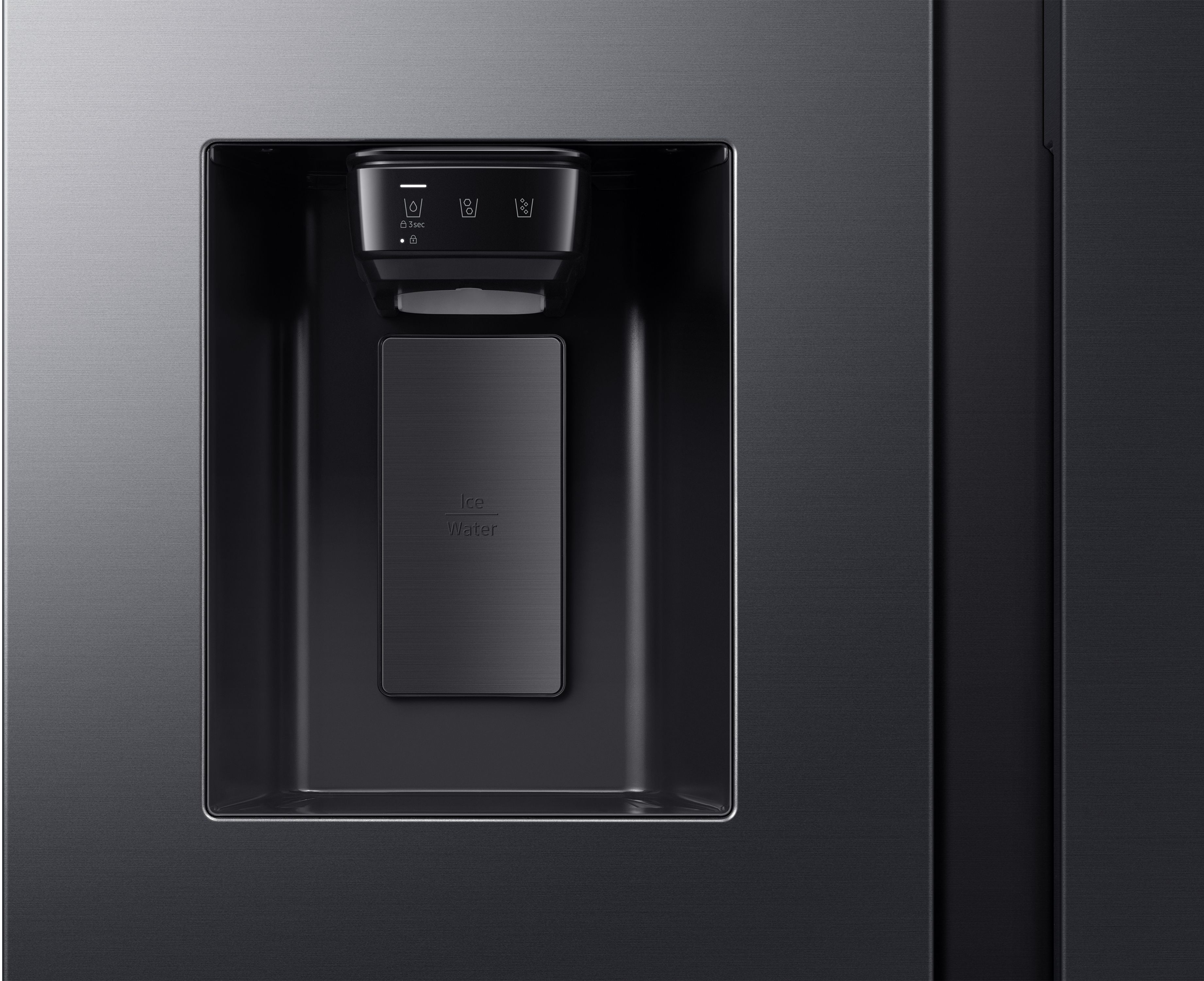 Schwarzer Kühlschrank mit Eis- und Wasserspender. Dunkelgraue Oberfläche. Der Spender hat Tasten für Eis und Wasser.