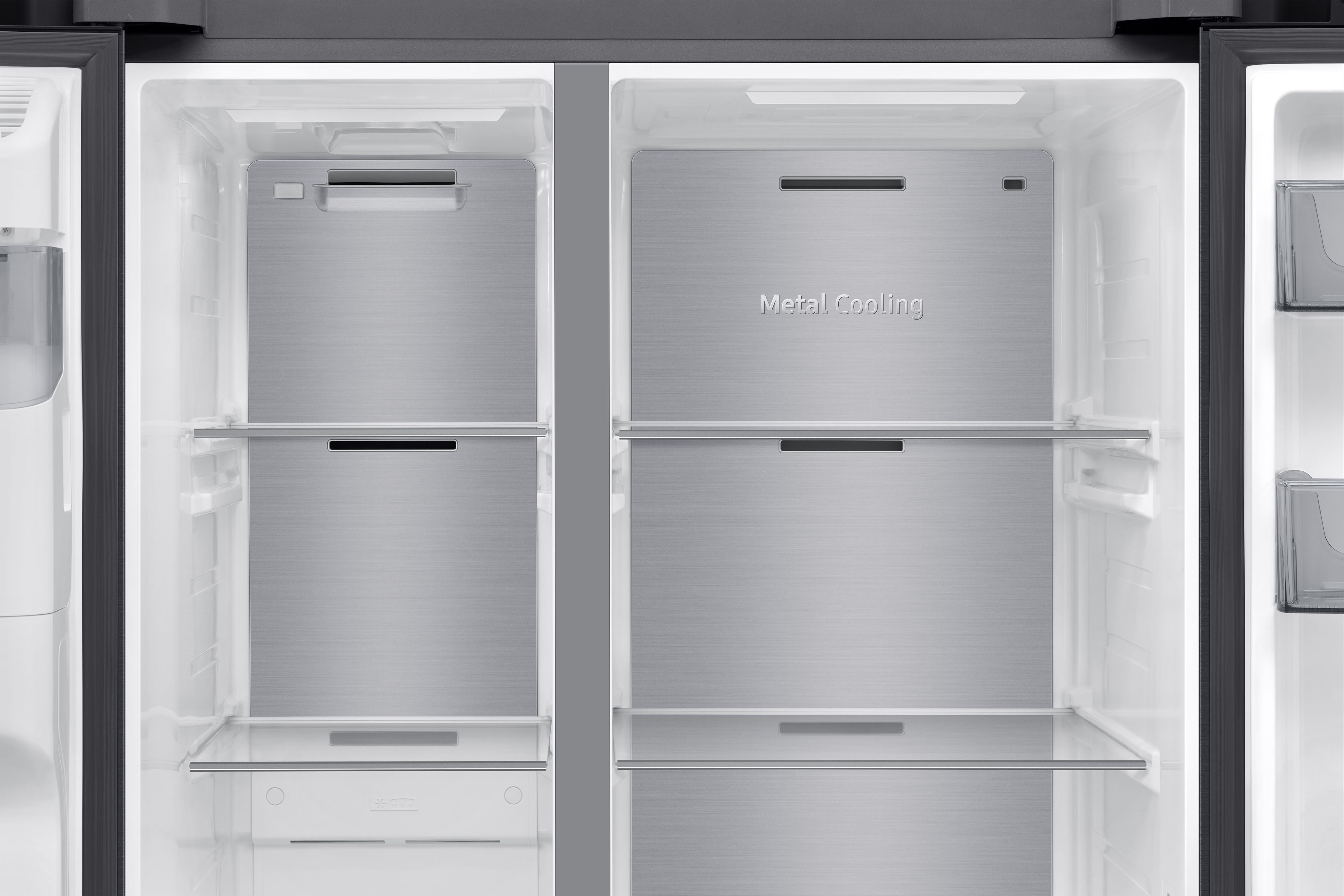 Ein offener Kühlschrank mit Metallregalen im Inneren.