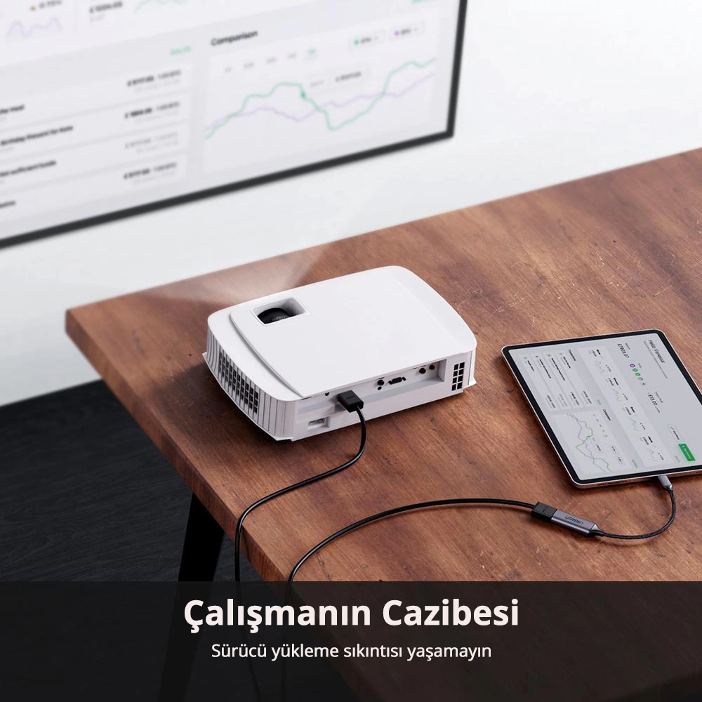 Ahşap masada beyaz projektör, siyah kabloyla tablete bağlı.