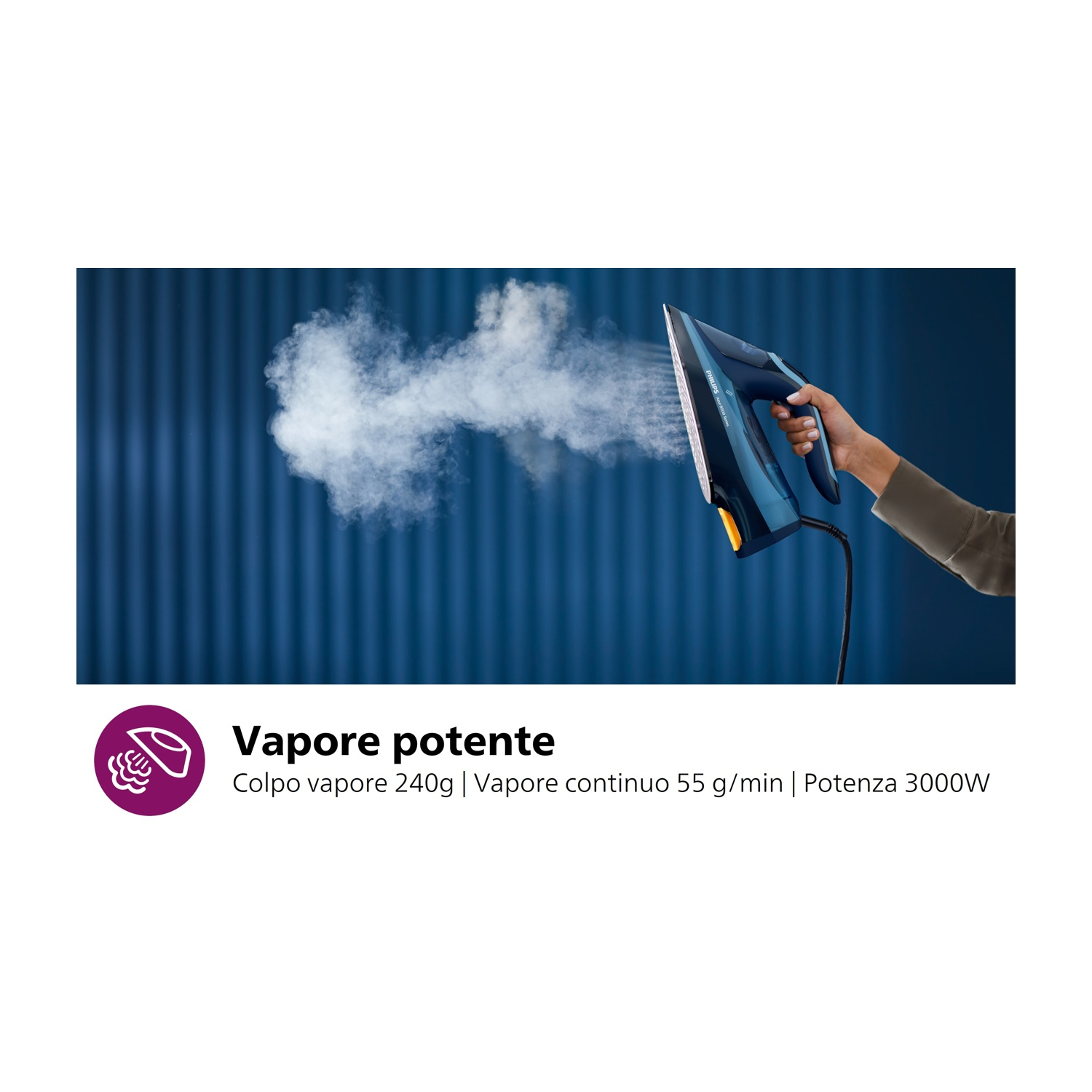 Mano che tiene ferro blu, vapore. Lo sfondo è un muro blu strutturato.