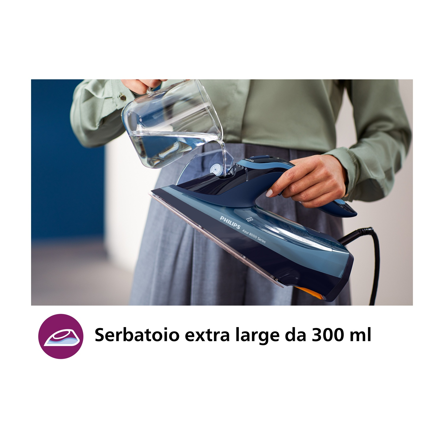 Una persona versa acqua in un ferro da stiro blu. Testo bianco in basso.