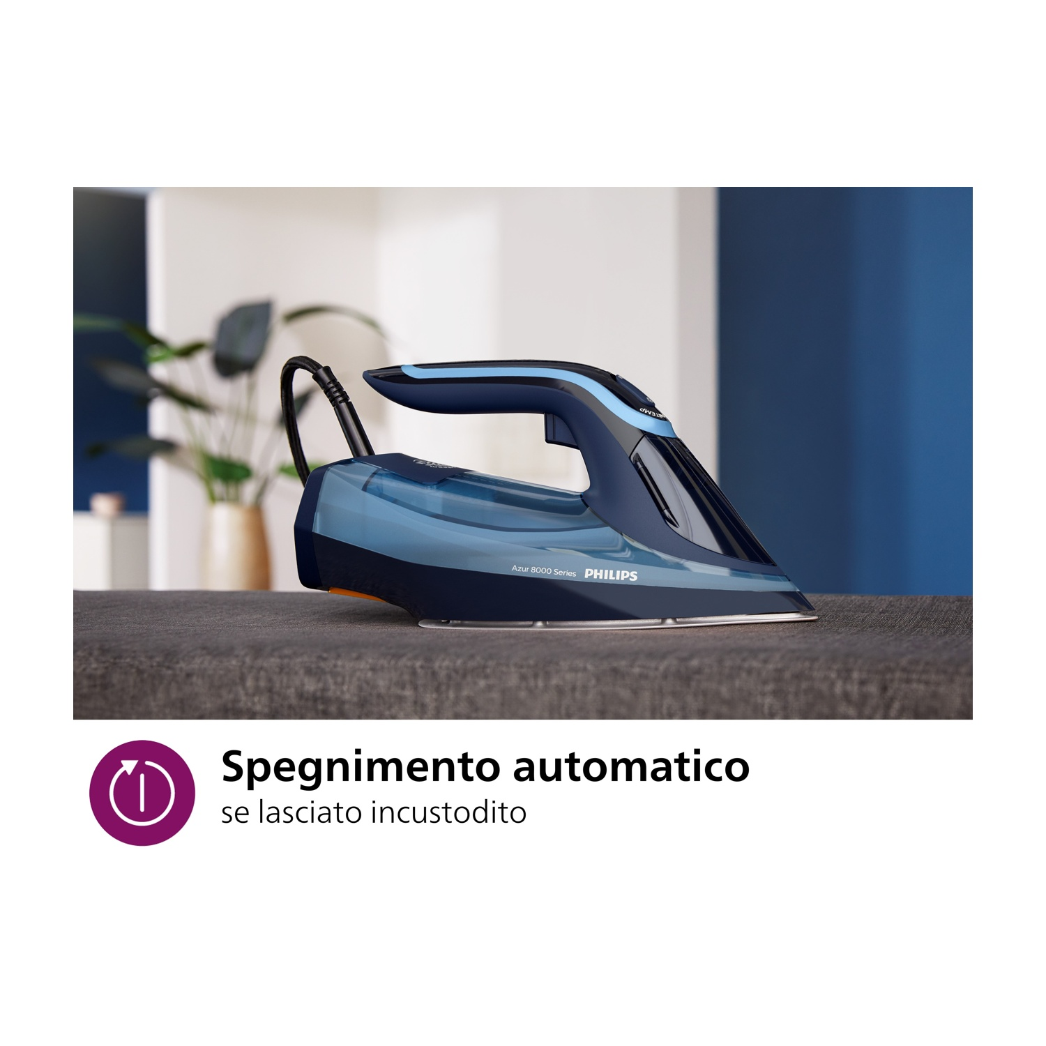 Un ferro da stiro blu e nero su una superficie grigia. Il ferro è inclinato a sinistra. Testo sullo spegnimento automatico.