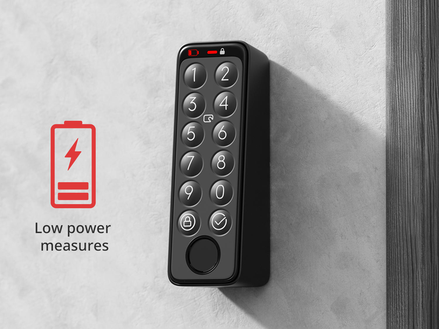 Ein schwarzes Tastatur-Türschloss an einer grauen Wand, mit einem Batteriesymbol und dem Text 'Low power measures'.