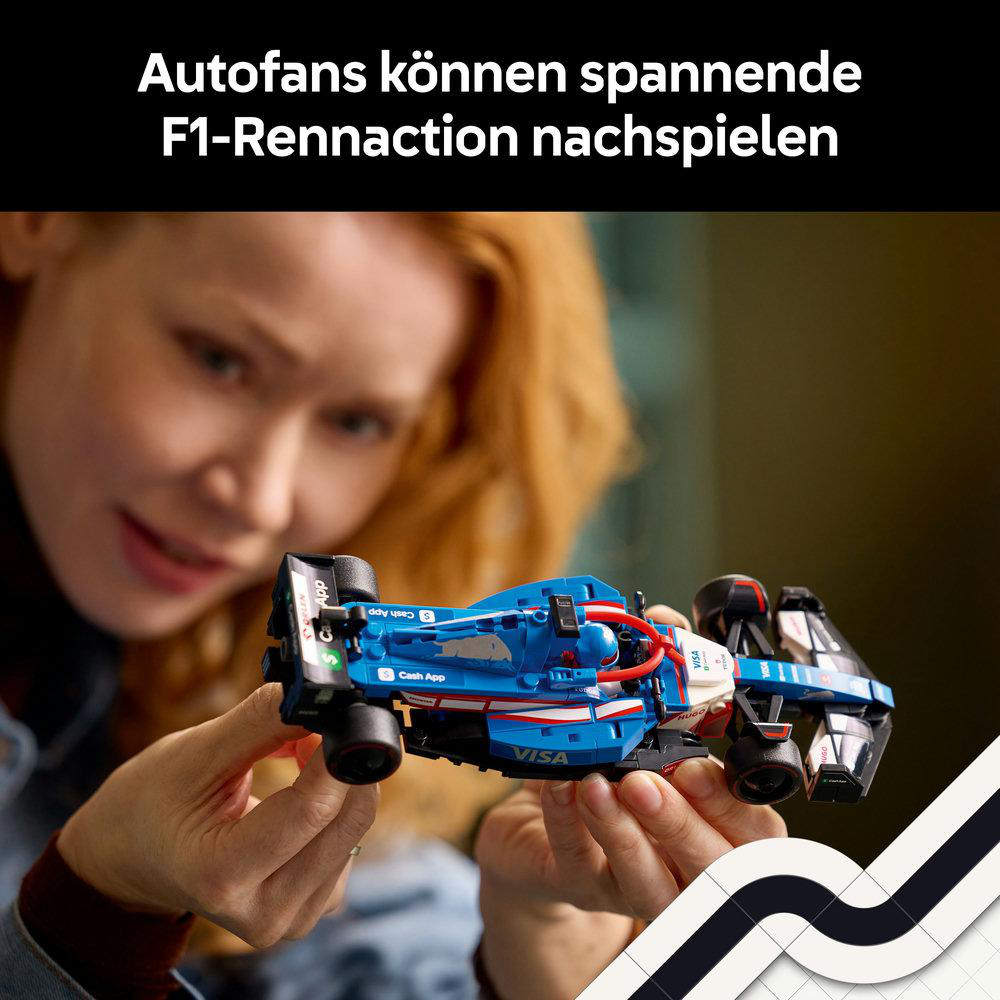Eine Frau hält ein blau-weißes Spielzeug-Rennauto. F1-Auto-Spielzeug in ihren Händen.