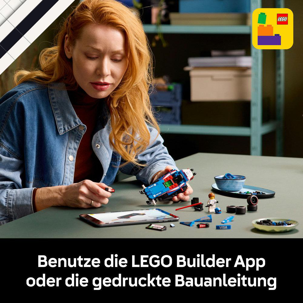 Eine Frau baut ein LEGO-Auto zusammen, während sie auf ein Tablet schaut. Der Text darunter sagt: Benutze die LEGO App.