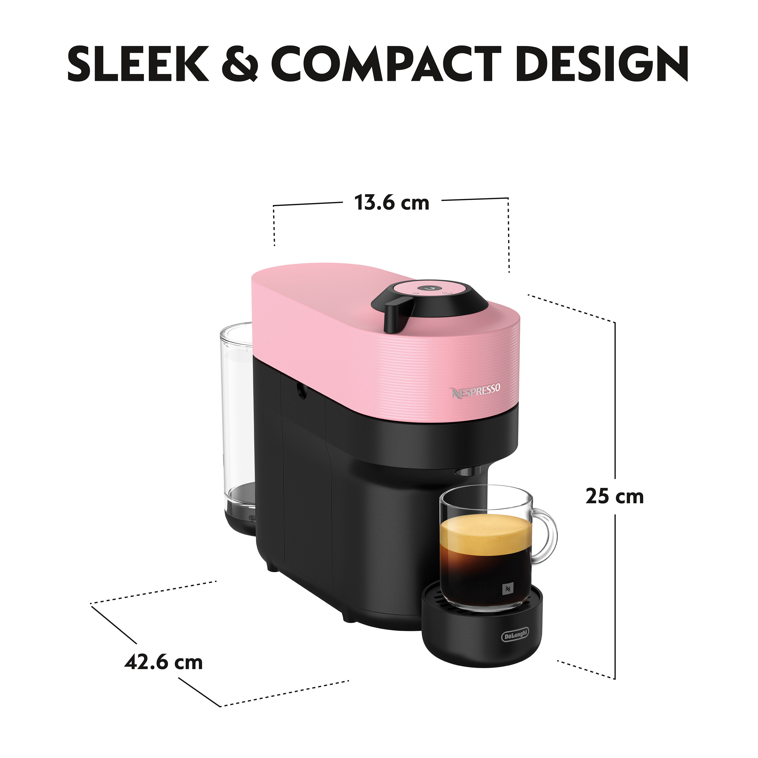 Une machine à café Nespresso rose et noire avec des étiquettes de dimensions et un verre de café.