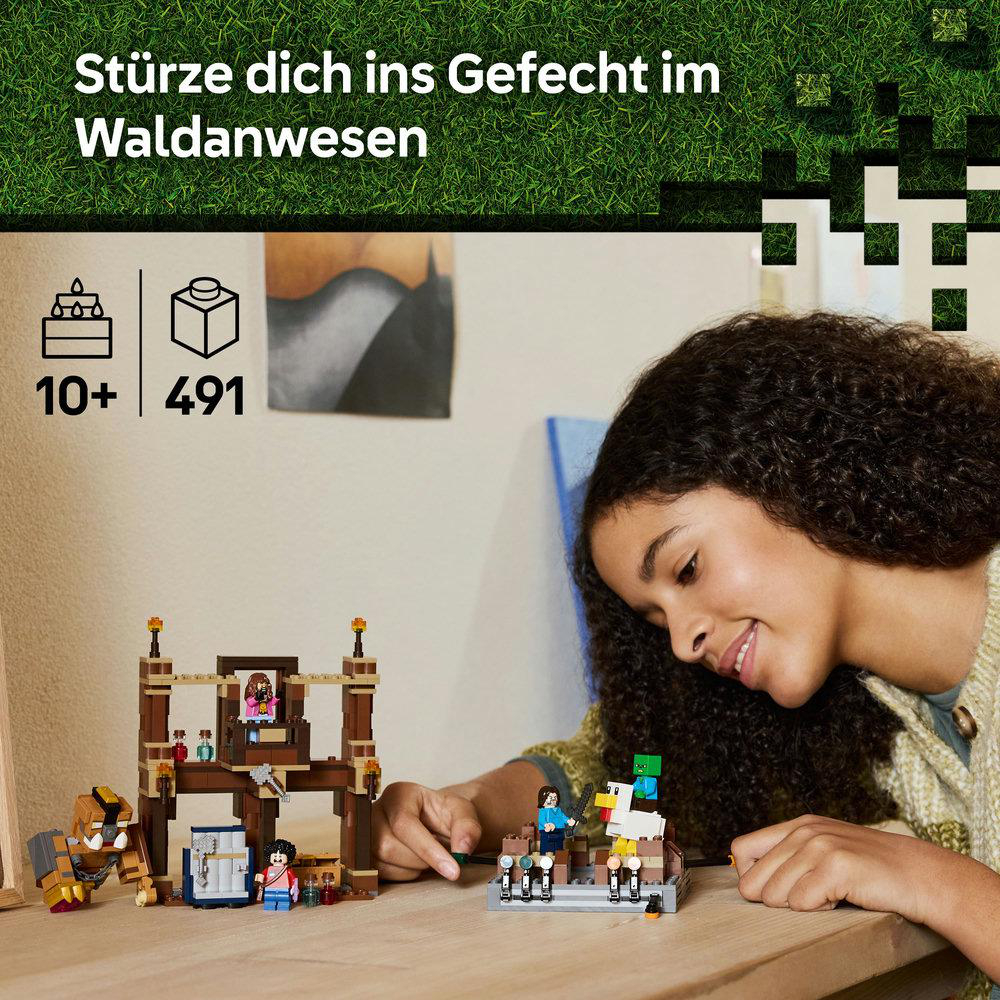 Mädchen spielt mit Lego-Set, baut Holzkonstruktion mit Lego-Figuren und Blöcken.
