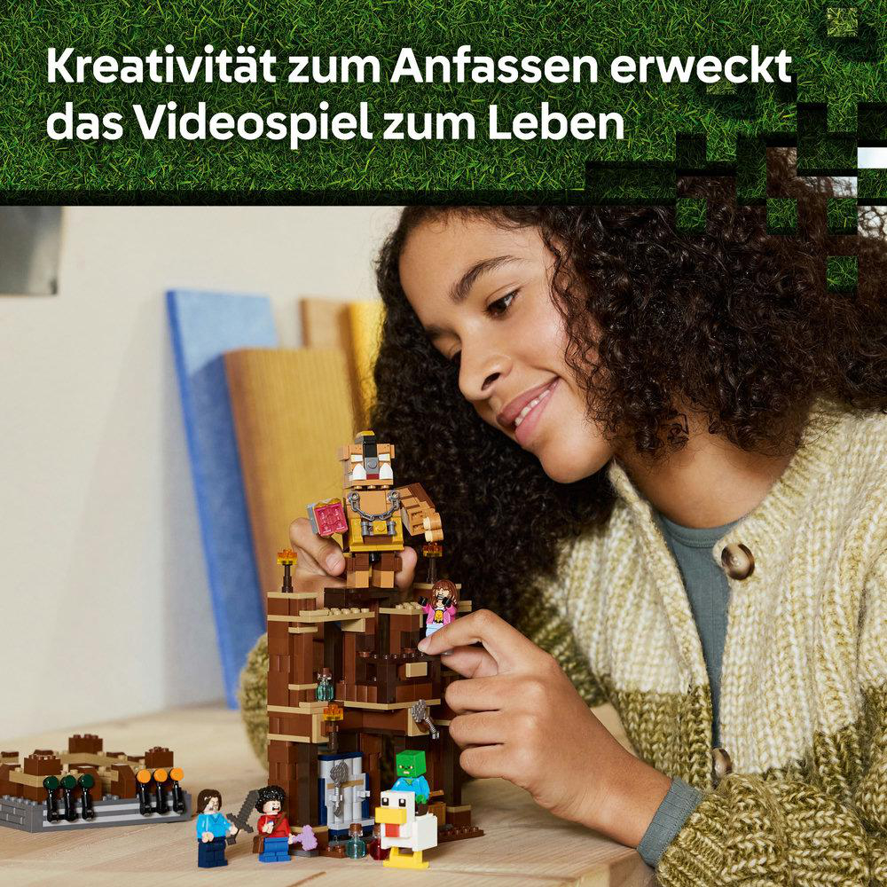 Mädchen spielt mit Lego. Holzkonstruktion, Figuren und Zubehör. Grüner Hintergrund.