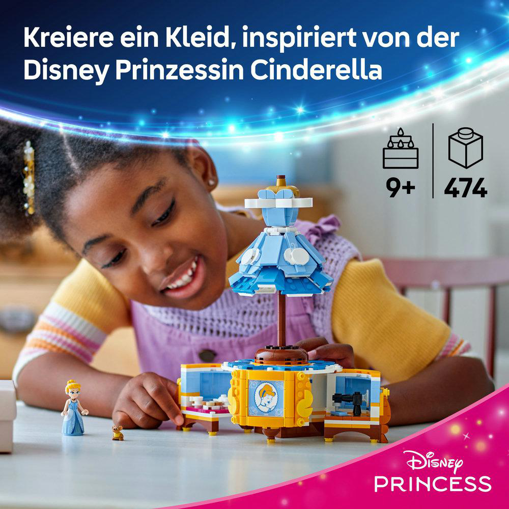 Ein Mädchen spielt mit einem Lego-Set mit einem Karussell, mit einer Prinzessin und anderen Figuren.