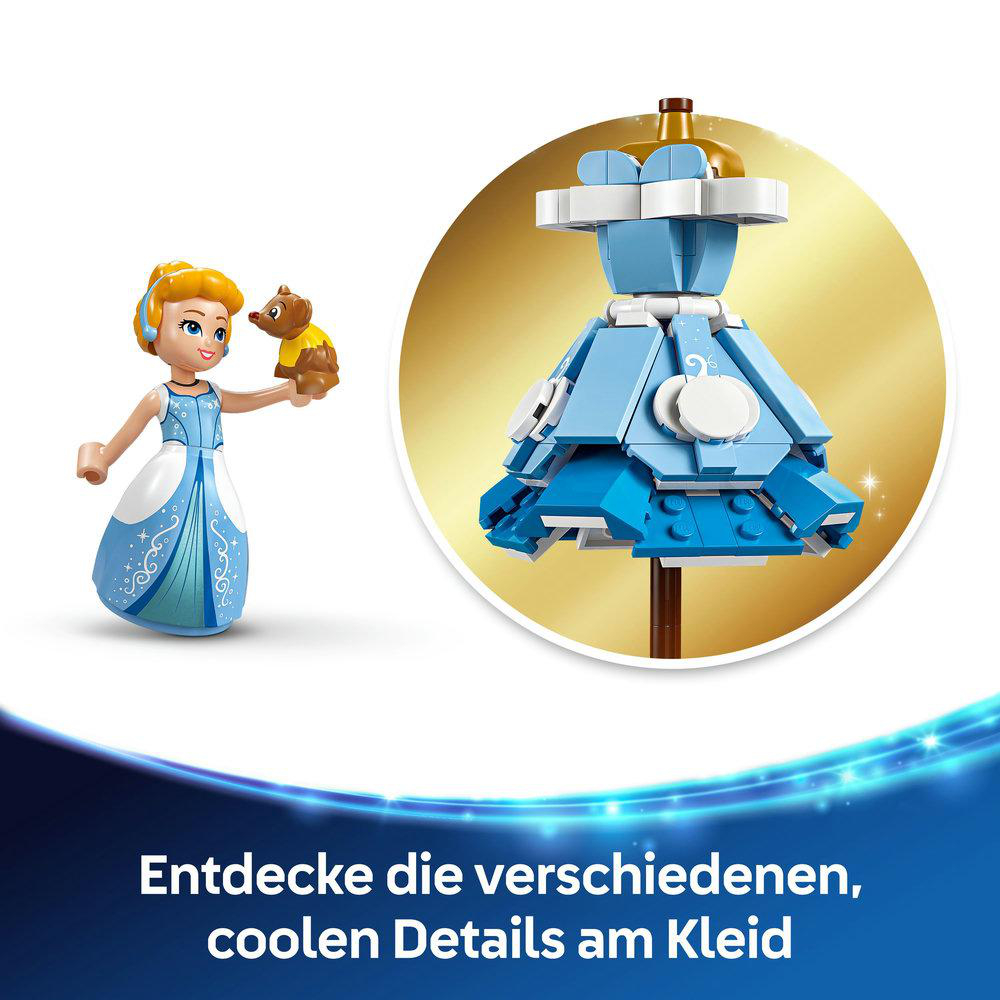 Eine Cinderella-Figur mit kleinem Bären und ein blaues Kleid-Modell auf einem Ständer. Goldener Hintergrund.