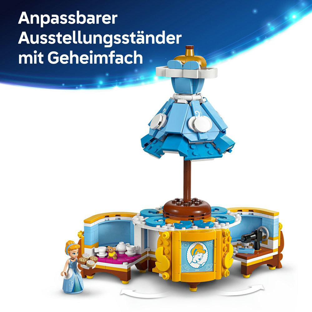 Blaues Spielzeug Cinderella-Display mit Kleid, Tisch und Cinderella-Figur. Gelber und blauer Hintergrund.