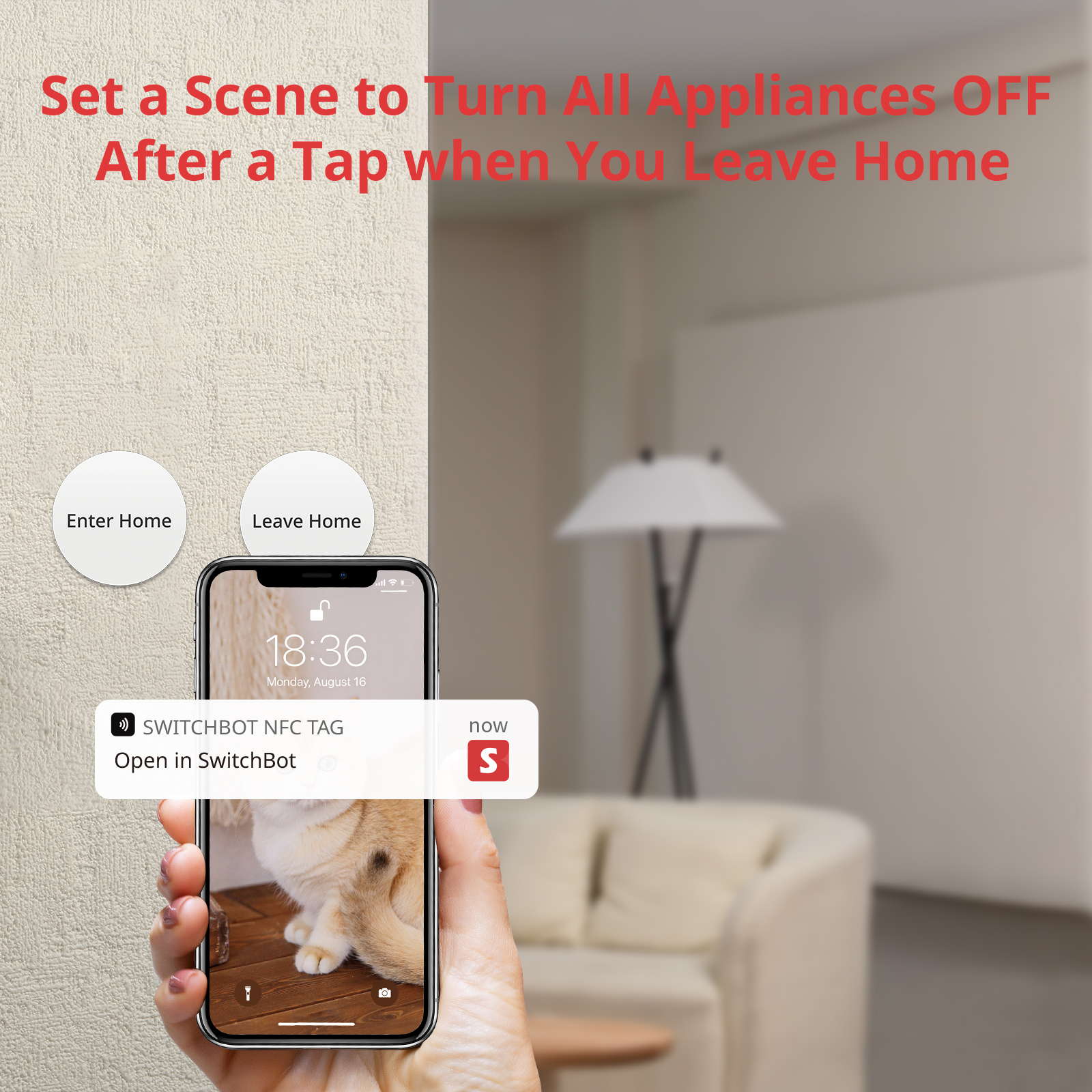 Eine Hand hält ein Telefon, das eine Smart-Home-App anzeigt, neben einer Wand mit einem Smart-Switch-Knopf.