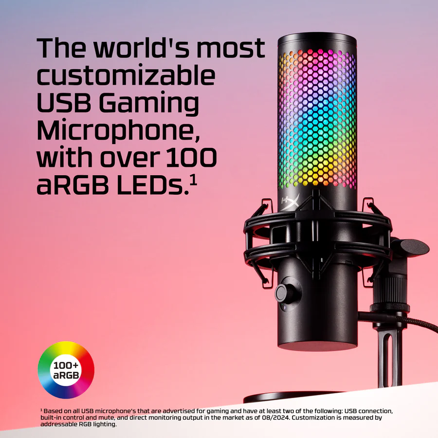 Fekete USB-s gaming mikrofon színes LED-ekkel, rózsaszín háttéren, testreszabási szöveggel.