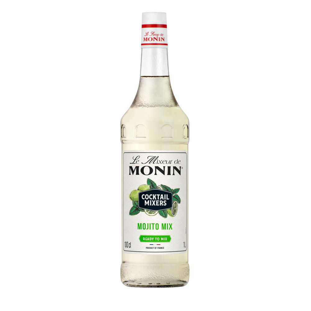 Eine hohe Flasche Monin Mojito Mix, mit grünem Etikett und Limetten, vor weißem Hintergrund.