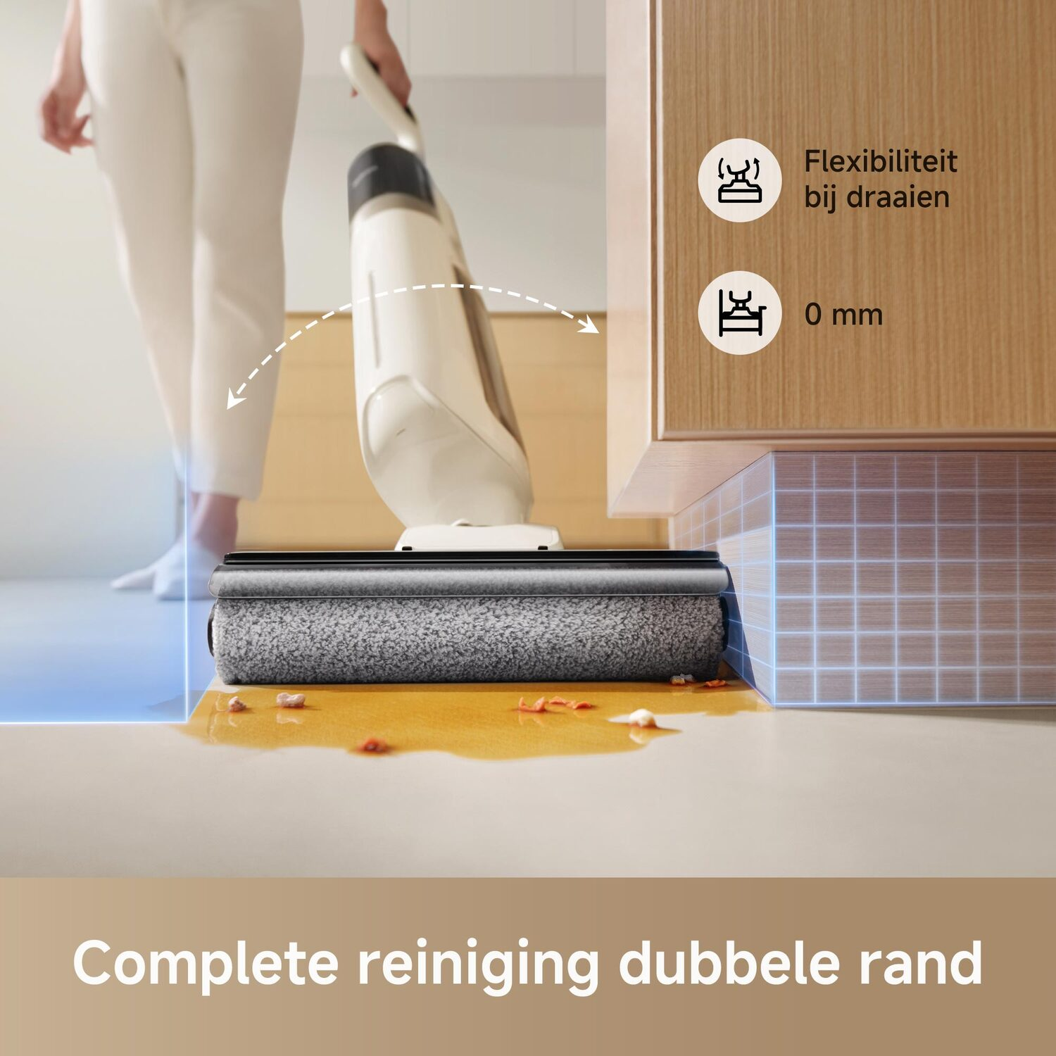 Een persoon die een vloer schoonmaakt met een witte stofzuiger. De vloer is nat.