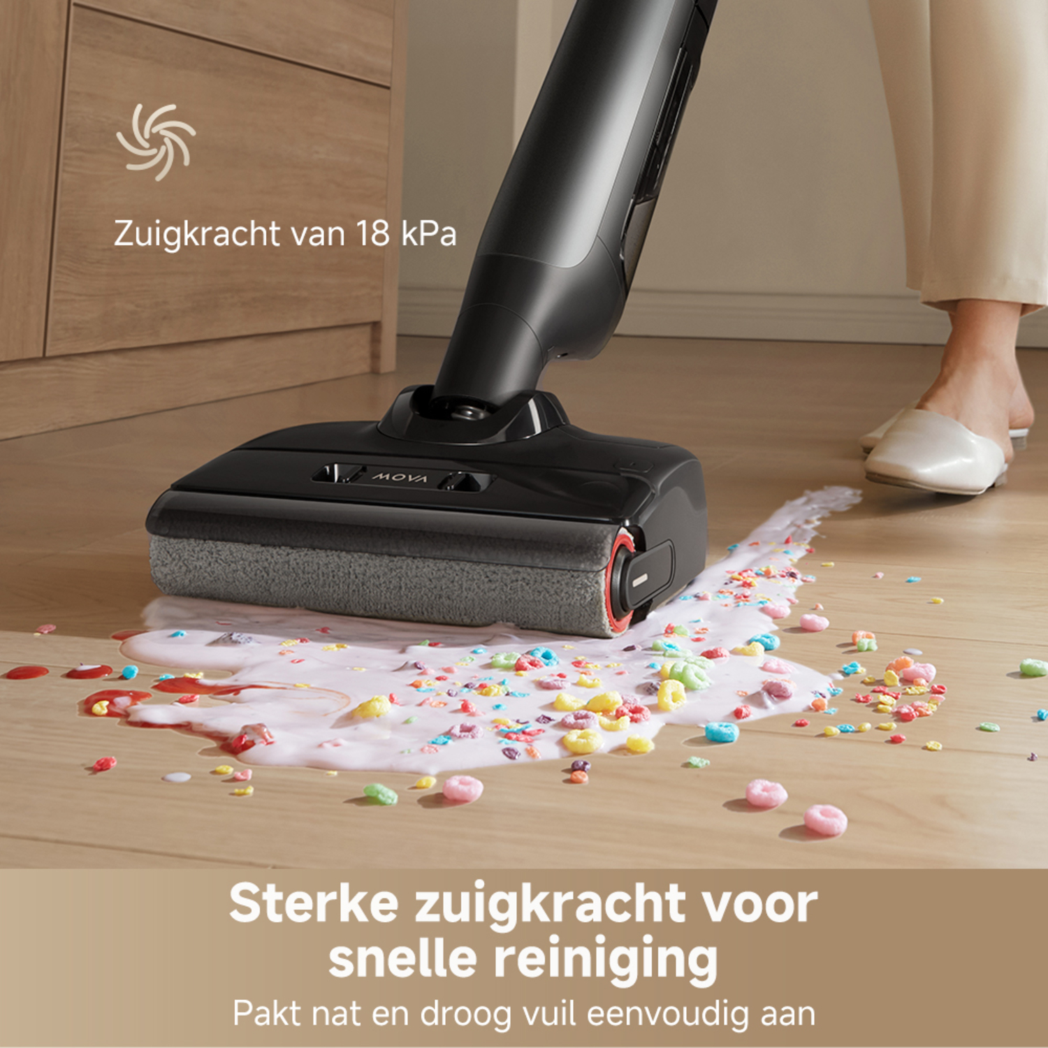 Een stofzuiger die gemorste gekleurde snoepjes op een houten vloer schoonmaakt.