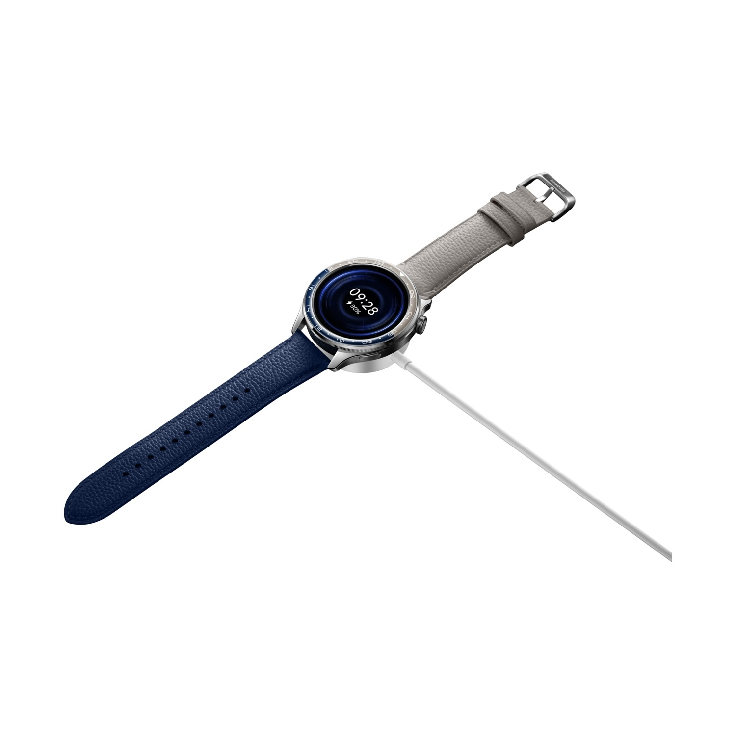 Smartwatch con cinturino blu e grigio, in carica su cavo bianco, su sfondo bianco.