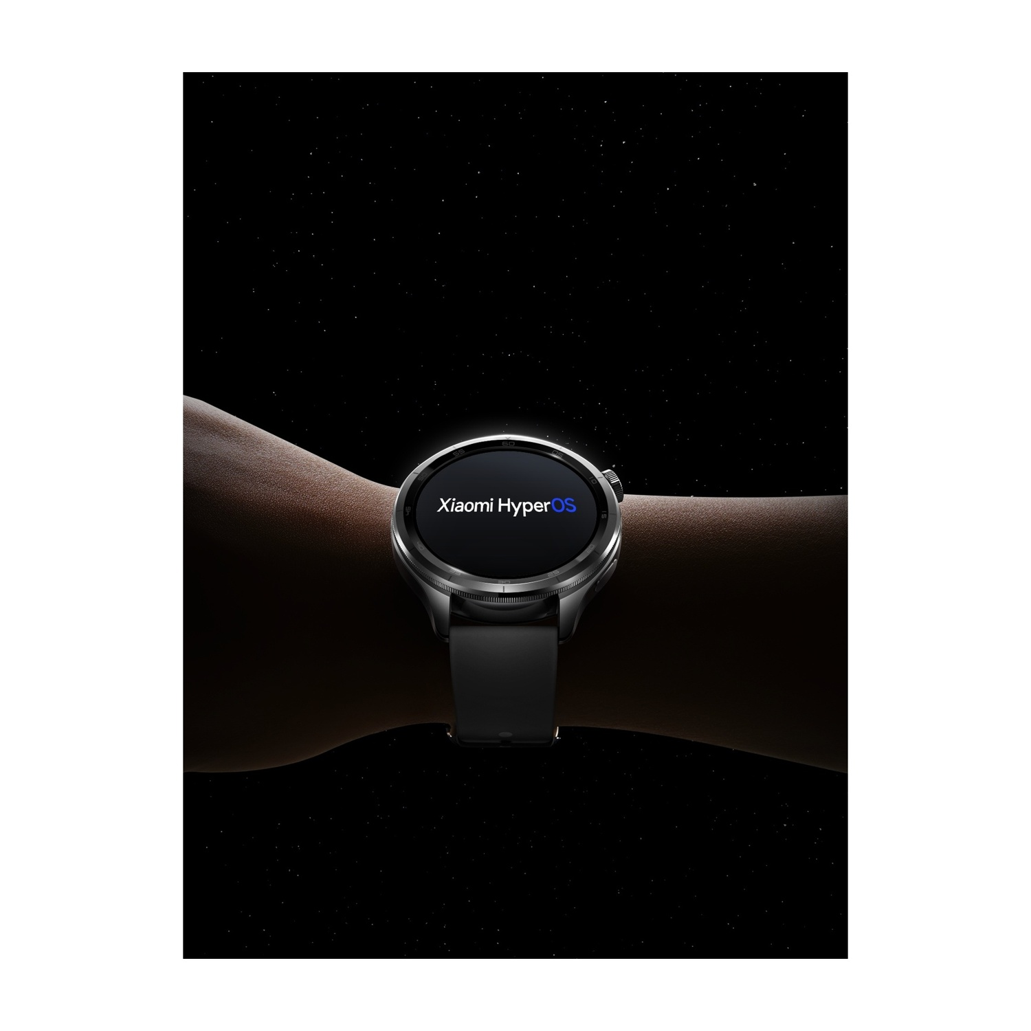 Il polso di una persona con un orologio Xiaomi. Mostra il logo Xiaomi HyperOS.