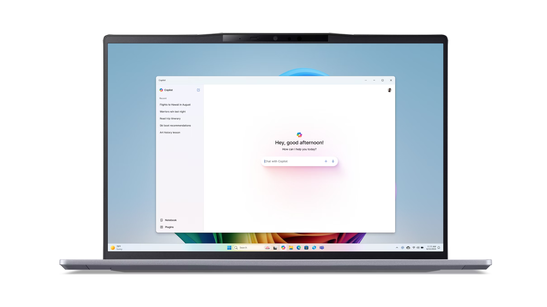 Açık mavi arka plan üzerinde metin ve bir arama çubuğu içeren bir web sayfası görüntüleyen bir dizüstü bilgisayar.