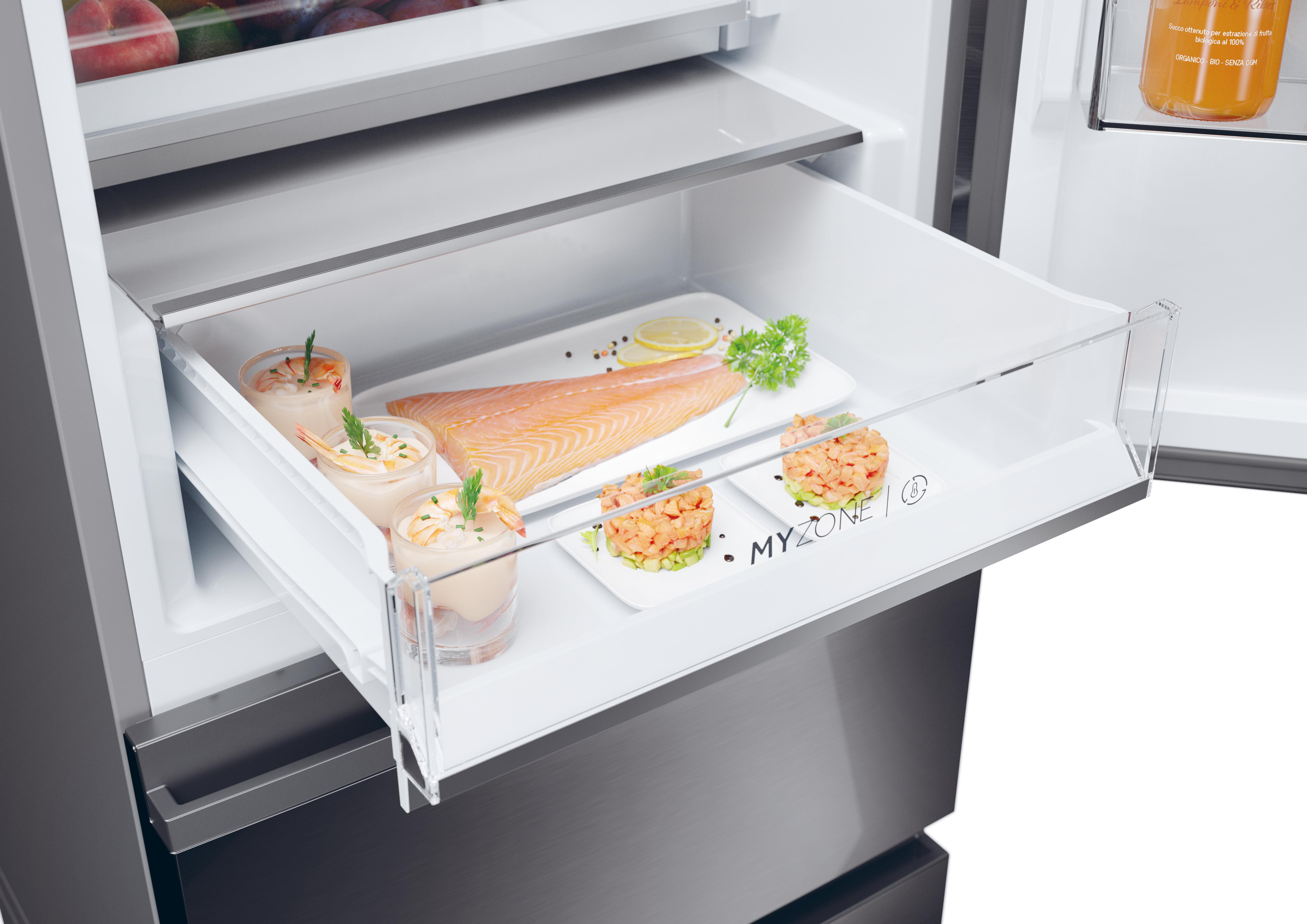 Kühlschrankinnenraum mit einer Schublade, die Garnelen, Lachs und Beilagen enthält. Der Text My Zone ist sichtbar.