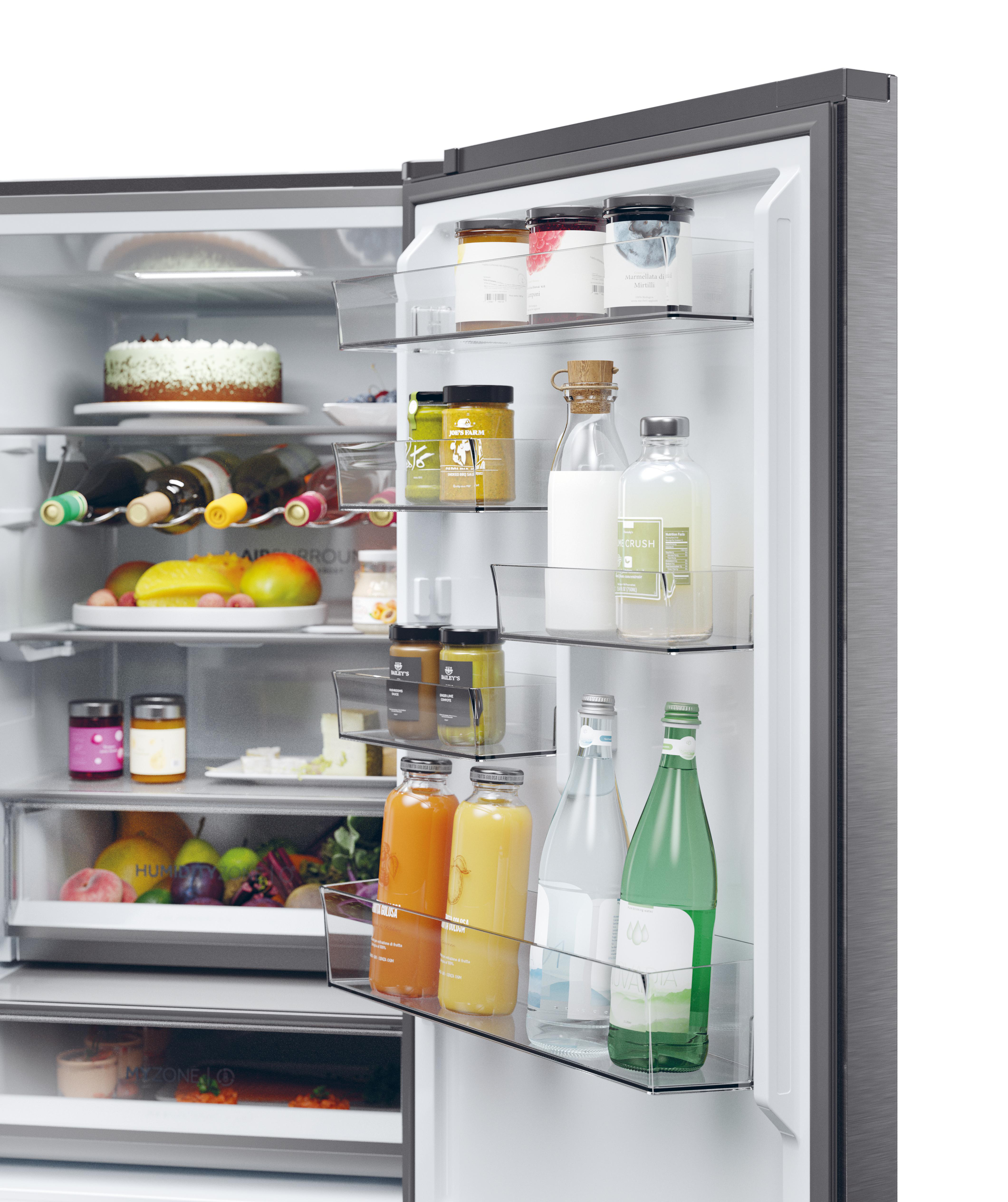 Geöffneter Kühlschrank mit Regalen voller Speisen und Getränke.
