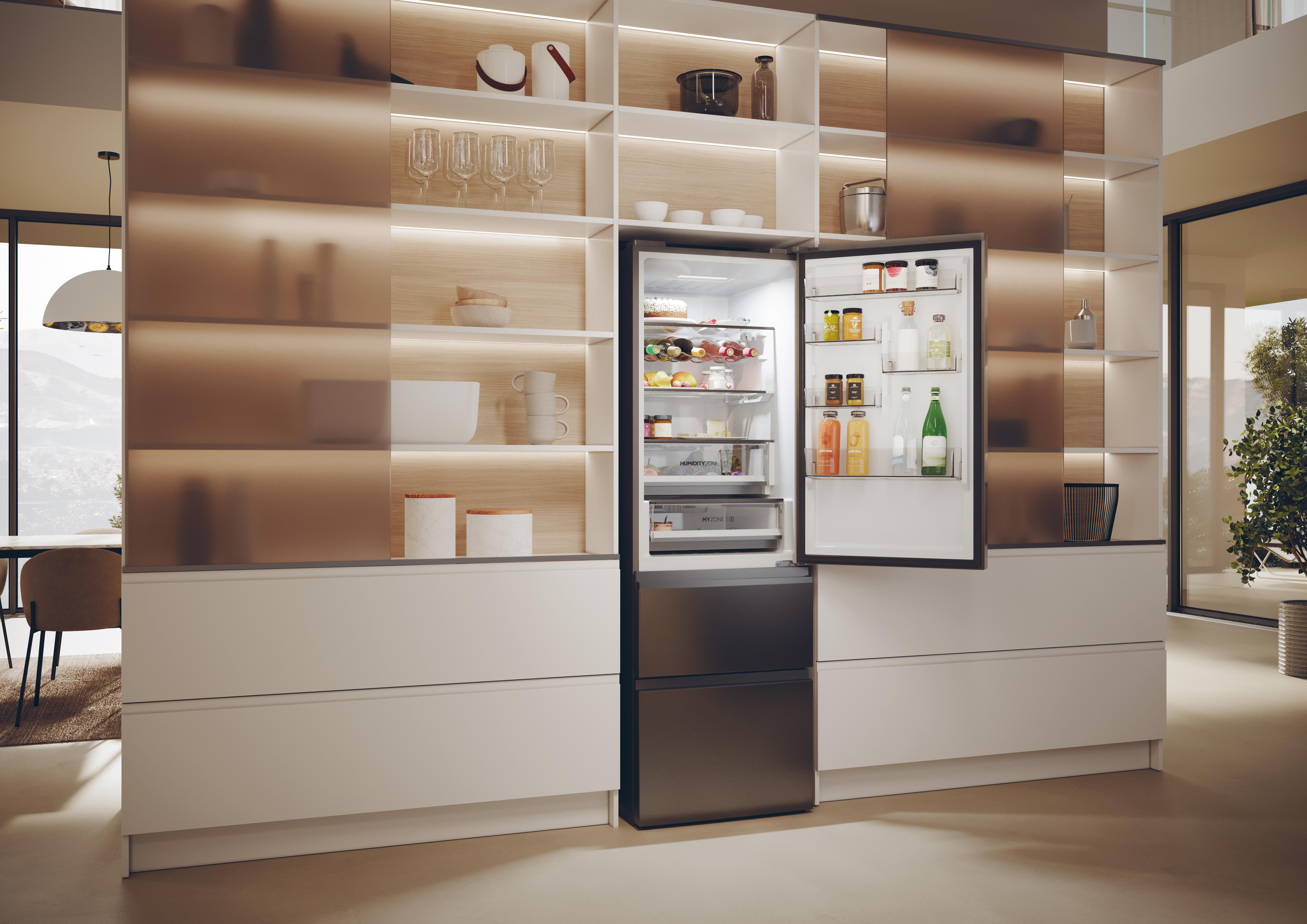 Ein moderner Kühlschrank mit offener Tür, der Regale und Inhalte zeigt. Küchenregale im Hintergrund.
