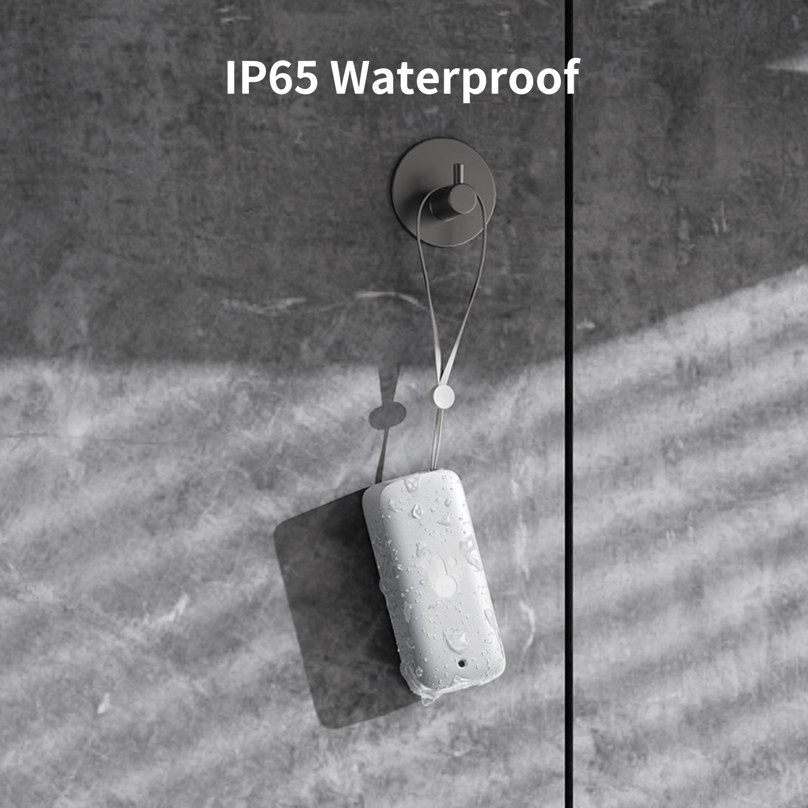 Weißes wasserdichtes Gerät mit Aufhängeschnur, Text 'IP65 Waterproof' auf grauem Grund.