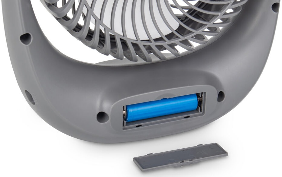 Szary wentylator z niebieską baterią w komorze i pokrywą obok.