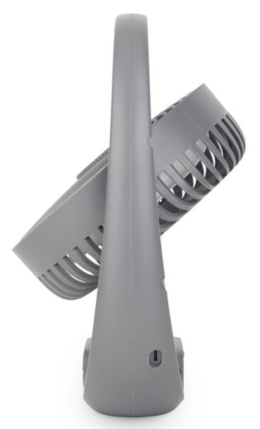 Szary wentylator z zakrzywionym stojakiem, pochylony w stronę widza na białym tle.