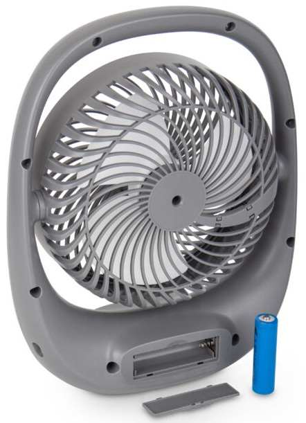 Szary wentylator z uchwytem, łopatkami i komorą baterii. Białe tło.