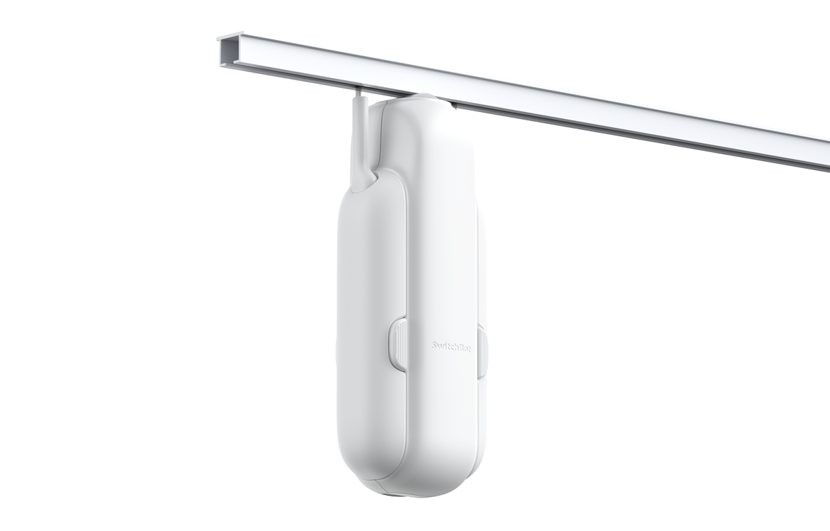 Ein weißes Smart-Home-Gerät, das an einer silbernen Schiene hängt. Es hat ein SwitchBot-Logo.