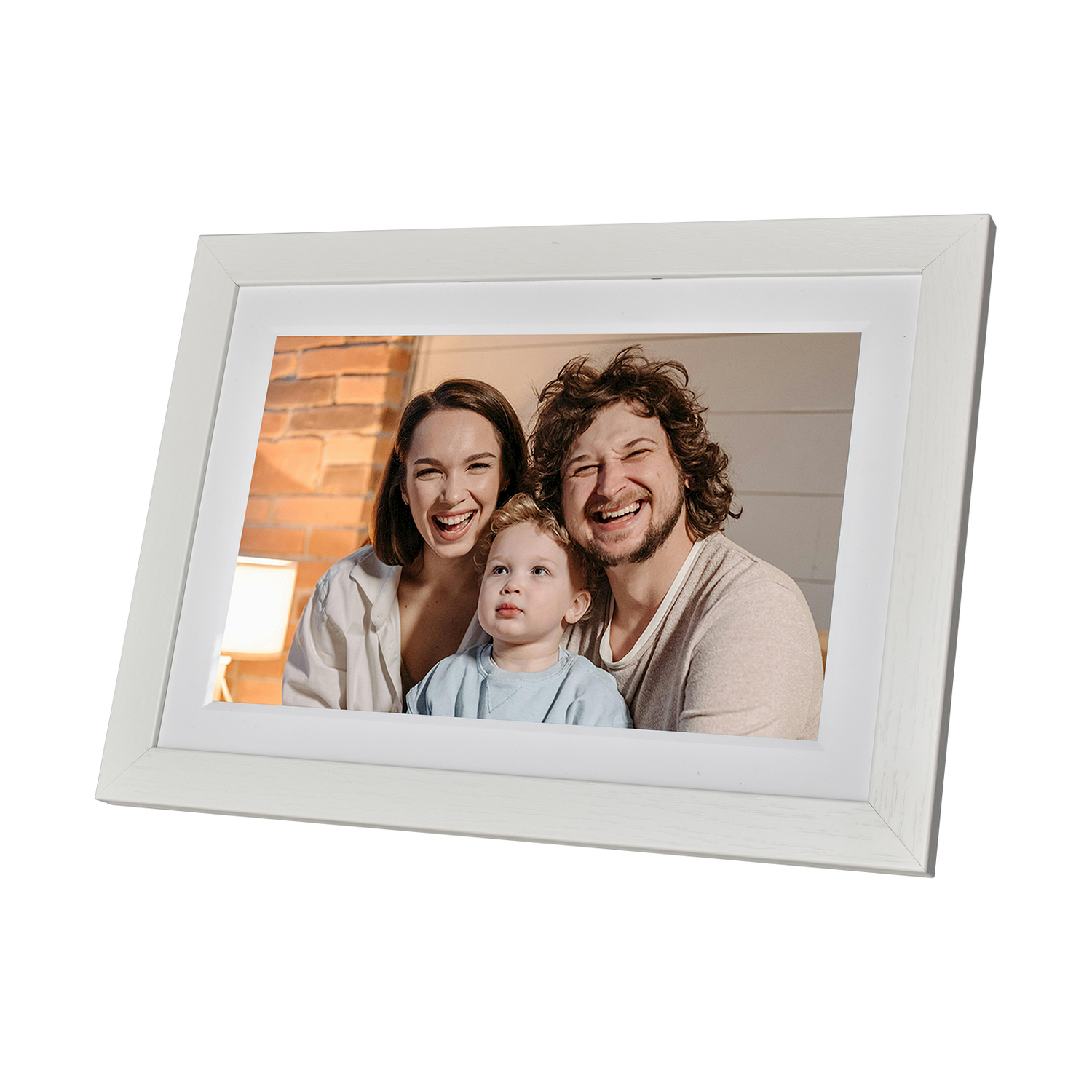 Una famiglia di tre persone in una cornice, sorridenti, in interni, ritratto.