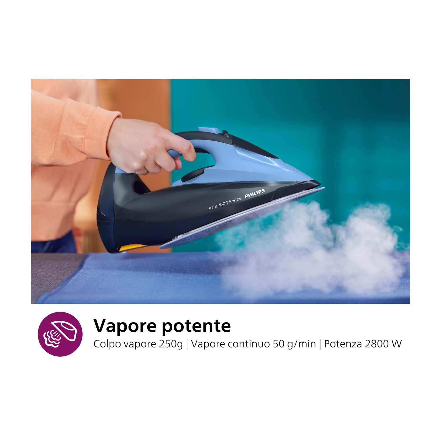 Una mano che stira un tessuto blu. Il testo dice: Vapore potente, getto di vapore da 250g.