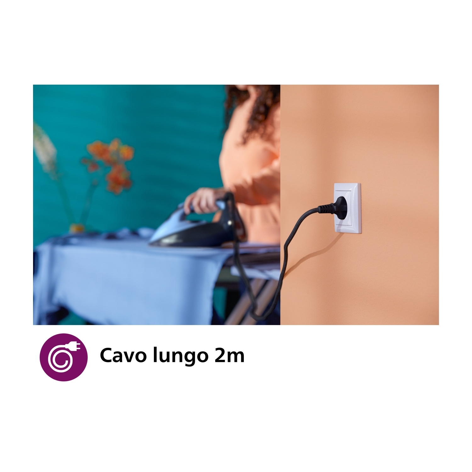 Una donna che stira una camicia blu. Un muro con una presa di corrente. Il testo dice cavo 2m.