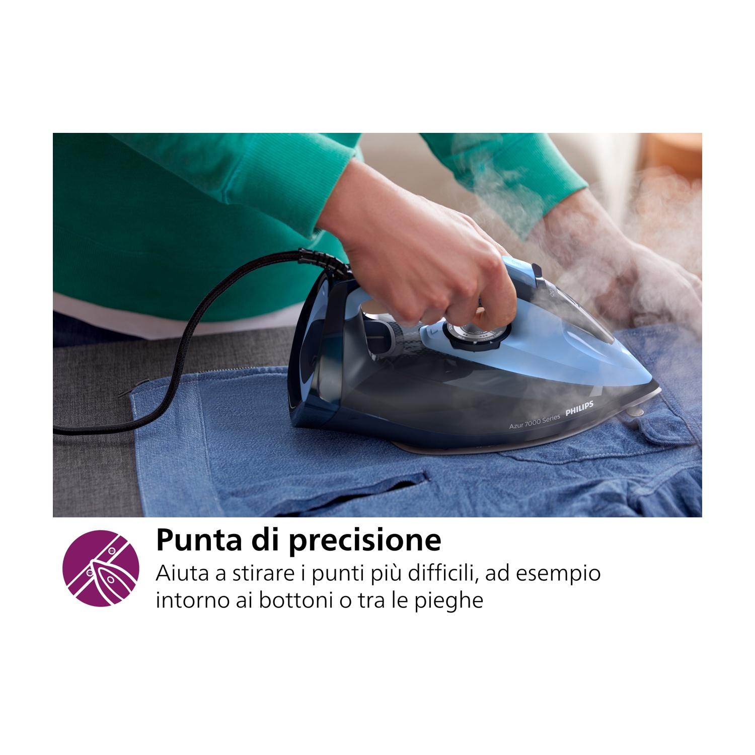 Persona che stira una camicia di jeans blu con vapore. Testo: 'Punta di precisione'.