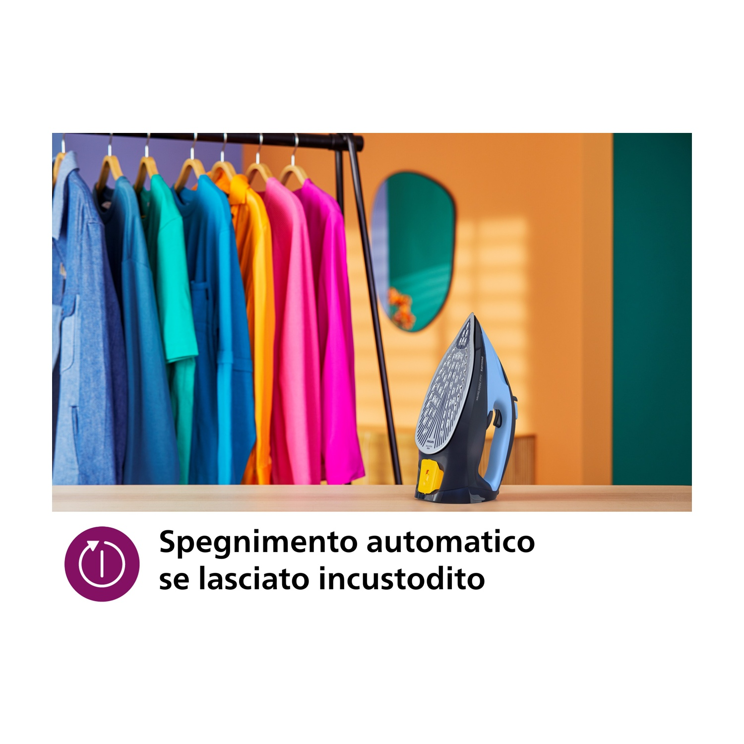 Asse da stiro con ferro e vestiti colorati, testo: spegnimento automatico.