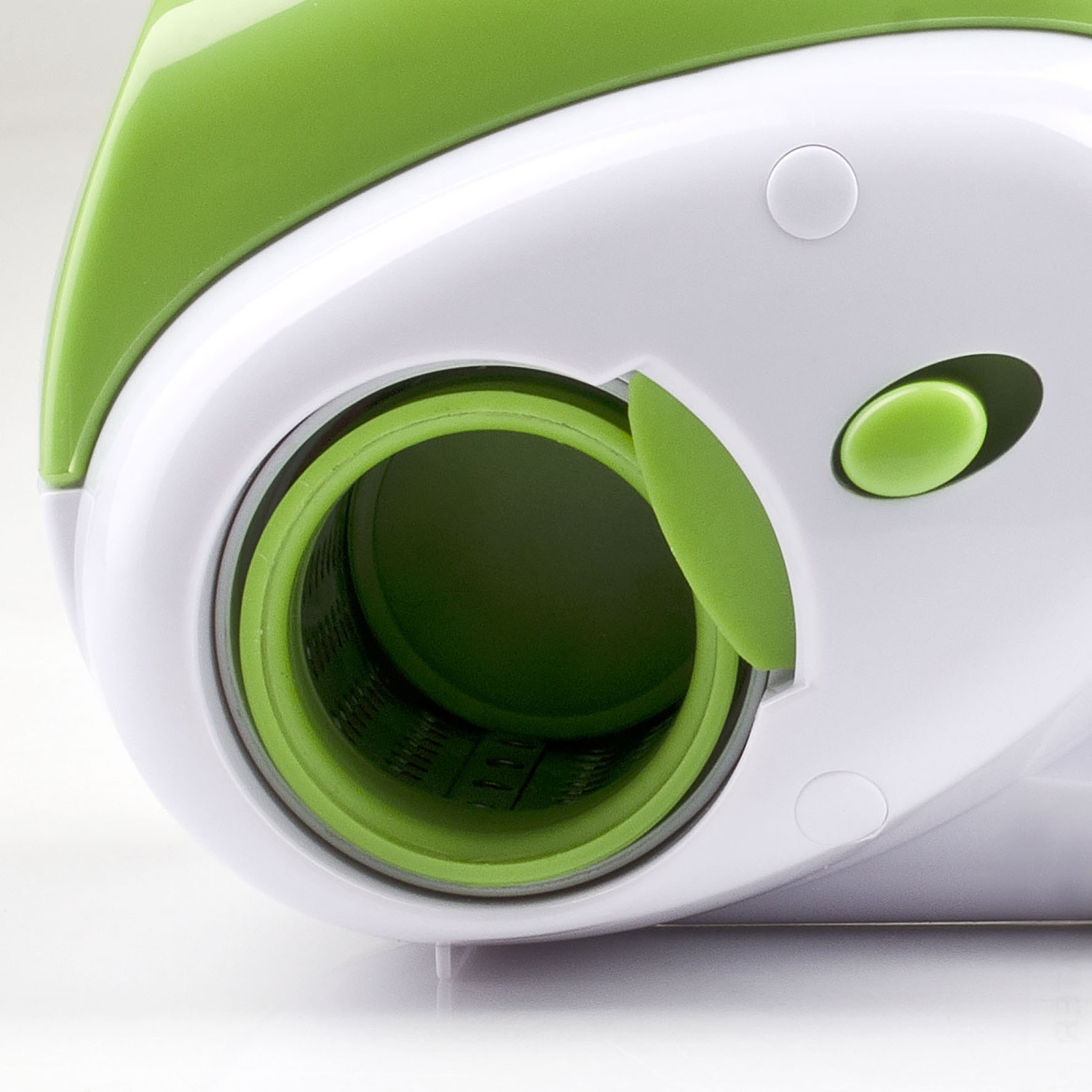 Primo piano di un gadget da cucina bianco e verde con apertura di taglio.
