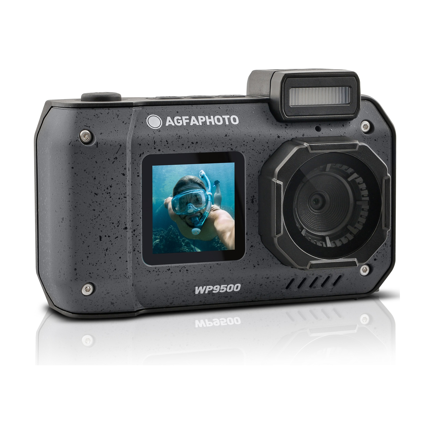 Fotocamera nera impermeabile con schermo che mostra una persona che fa snorkeling. Sfondo bianco.