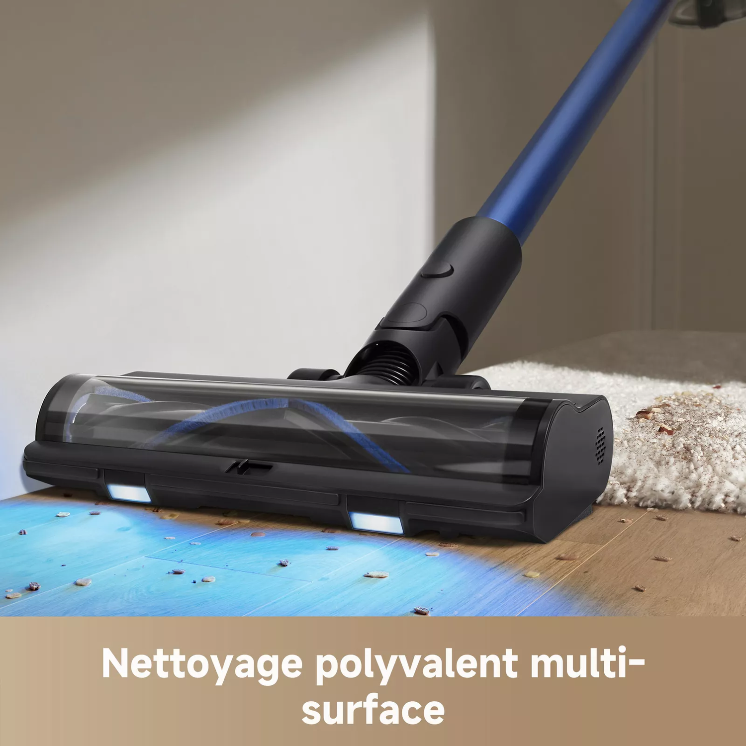 Tête d'aspirateur nettoyant un sol en bois avec lumière et débris.