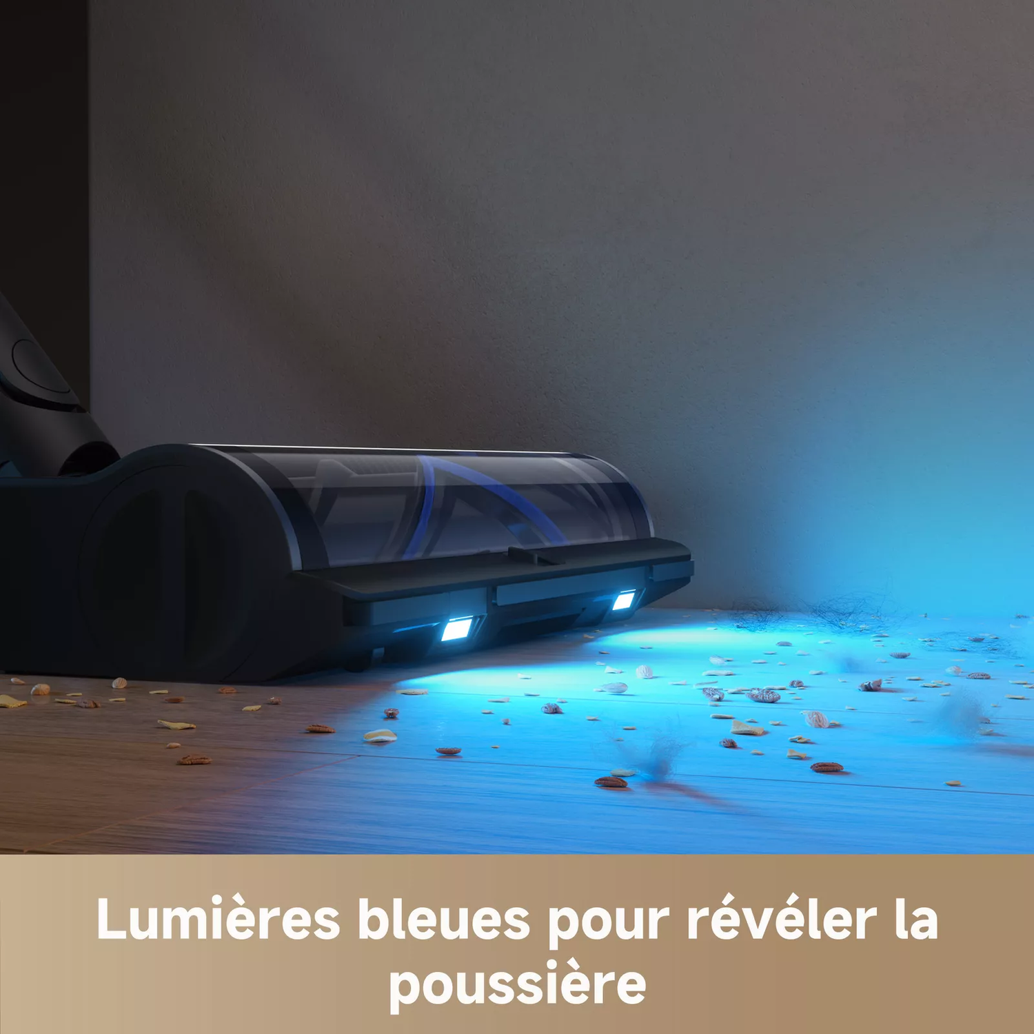 Une tête d'aspirateur émet une lumière bleue, révélant la saleté sur un sol en bois. Le fond est un mur sombre.