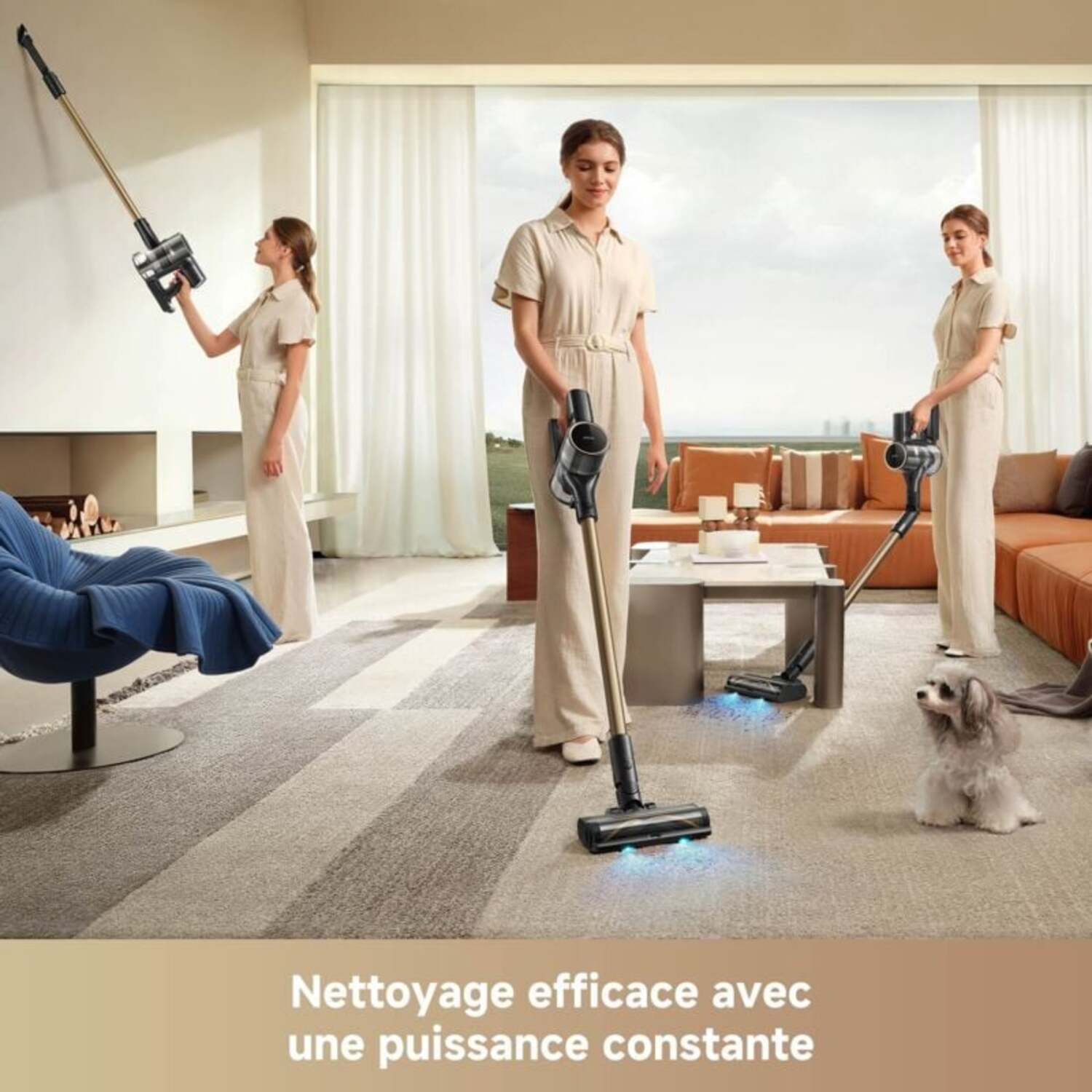 Trois femmes passant l'aspirateur dans une pièce avec un tapis beige. Un petit chien est à l'arrière-plan. L'aspirateur est en marche.