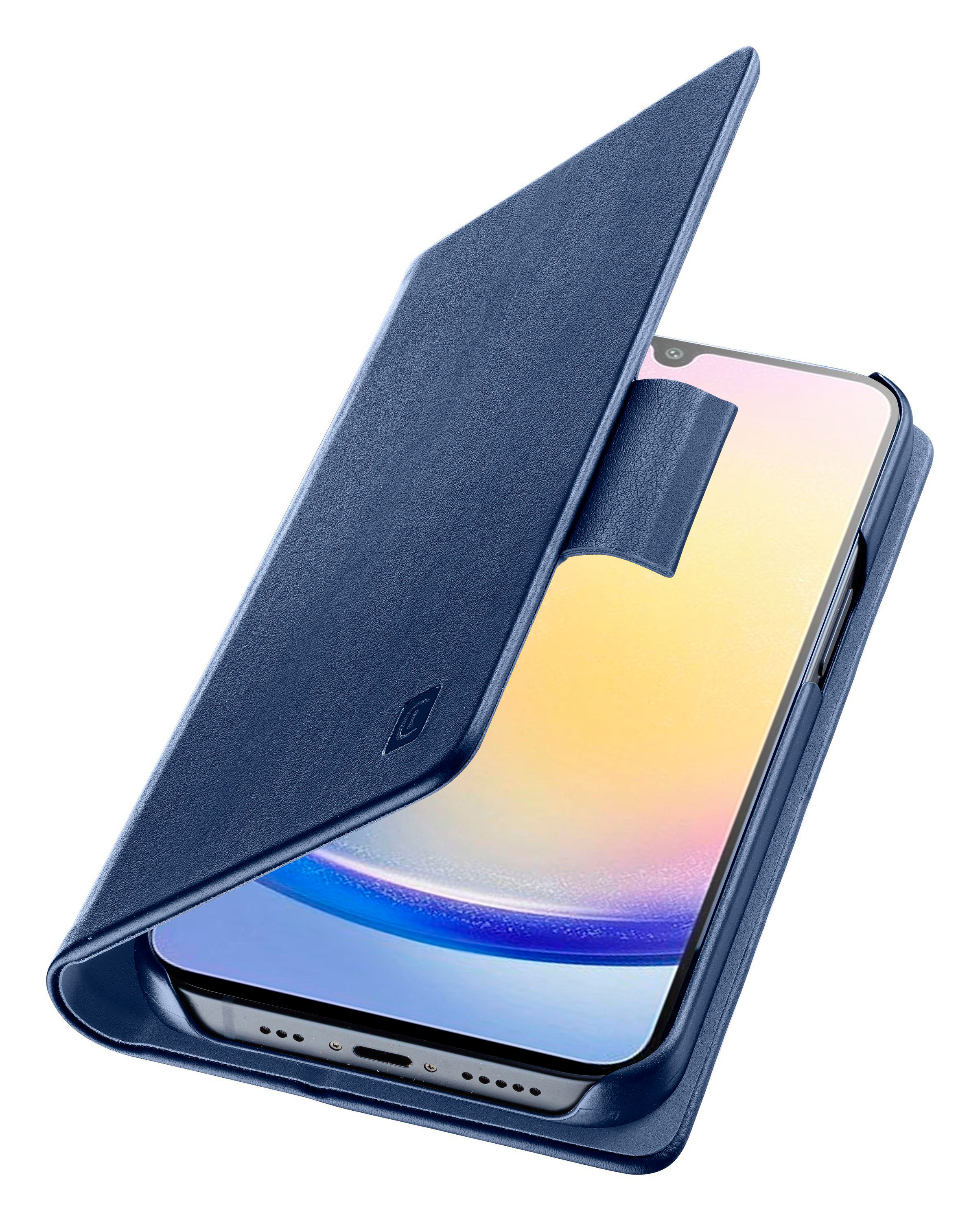 Blaue Handyhülle geöffnet, zeigt Telefon mit Bildschirm. Weißer Hintergrund.