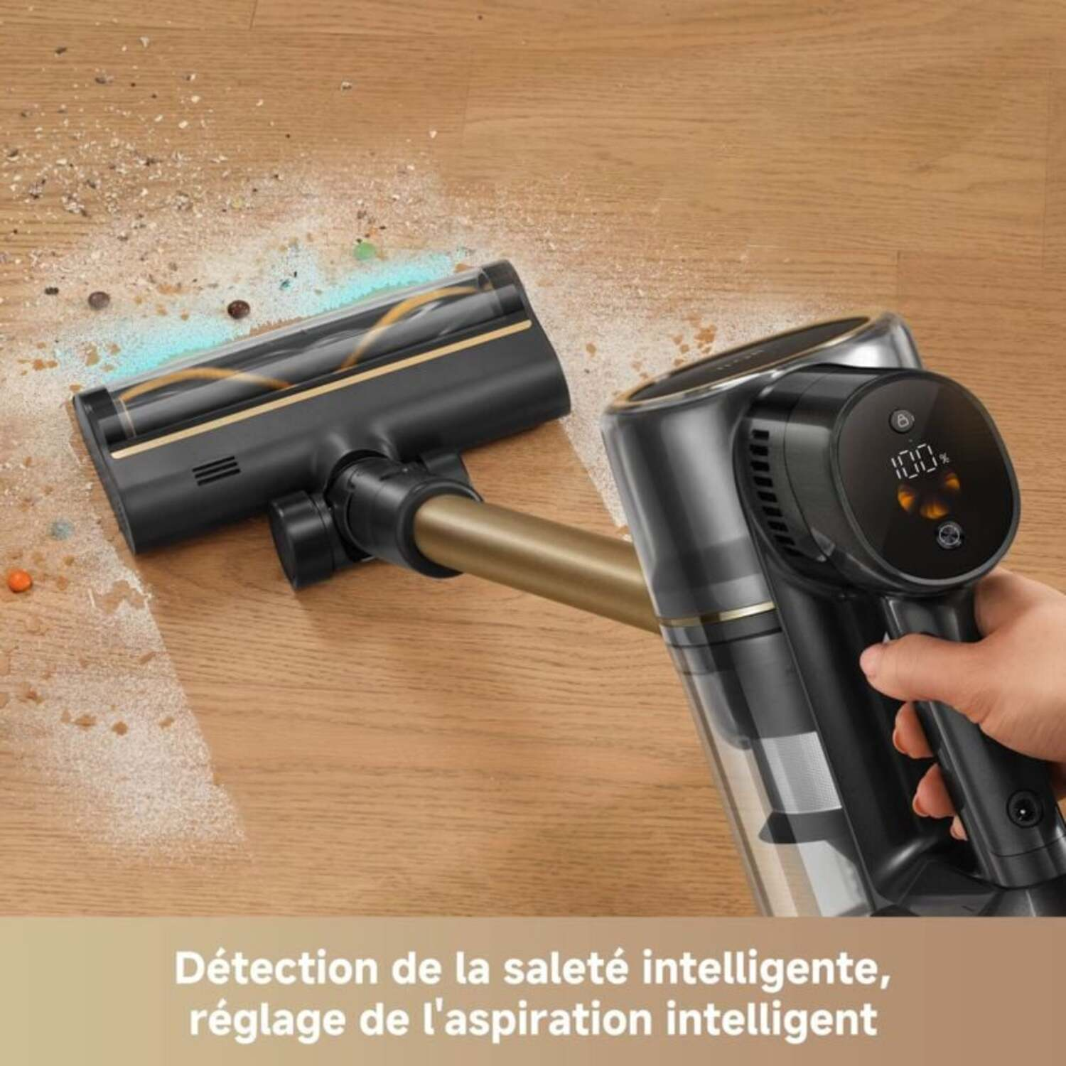 Tête d'aspirateur noire et dorée nettoyant un plancher en bois, texte: détection intelligente.