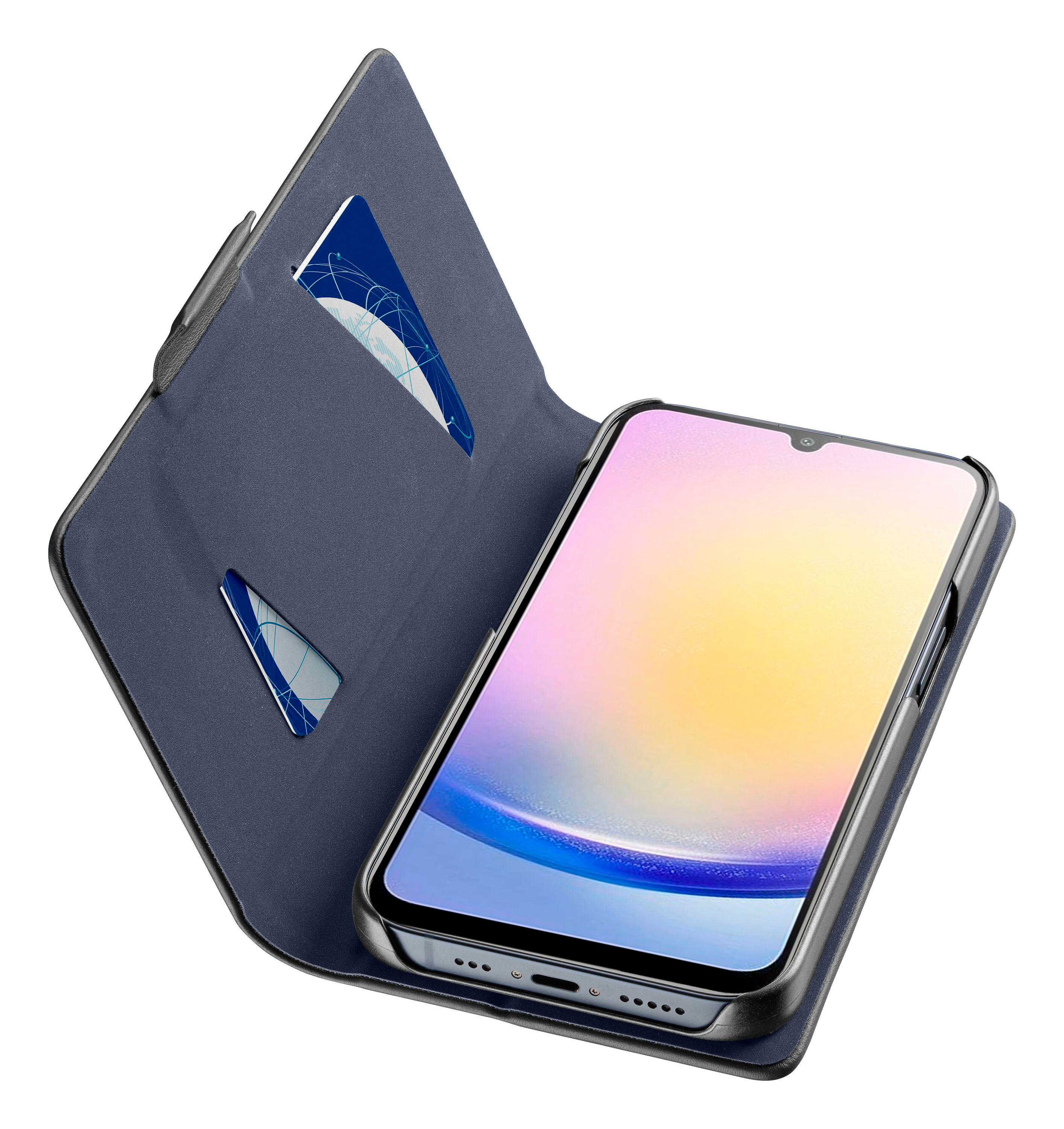 Ein Telefon in einer blauen Lederhülle mit Kartenfächern ist geöffnet und zeigt einen bunten Bildschirm.